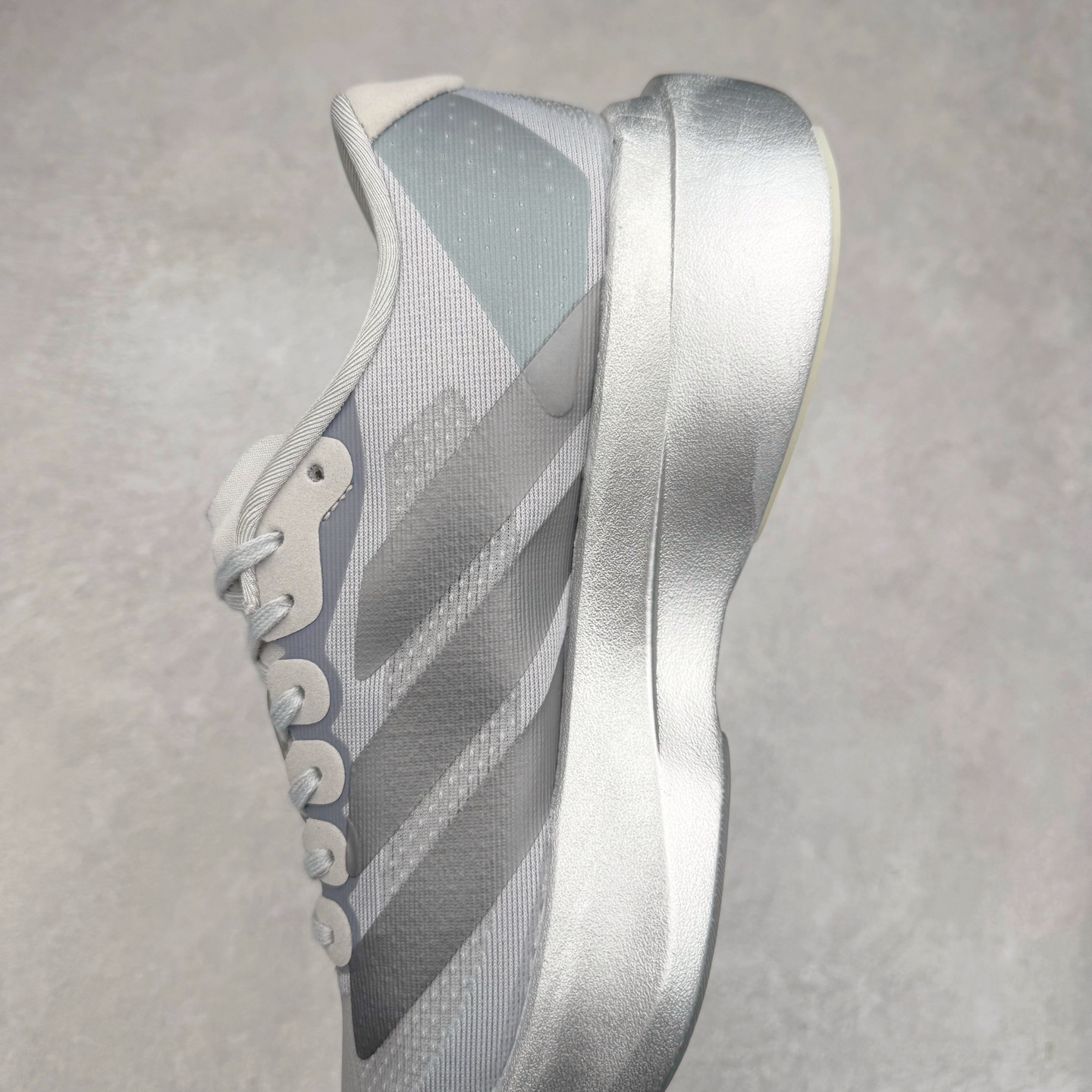 图片[7]-AD Adizero EVO SL 马拉松竞速专业跑鞋 JR3419 CELERMESH针织网面非常轻薄 纤维间的缝隙很大 可以保证跑步时的透气、排汗效果 鞋舌直接与两侧的内衬和鞋底连接在一起 在跑步过程中不会被鞋舌的左右移动所困扰 在标准鞋带孔的基础上再拓宽一组鞋带孔 适合不同脚型的需求 突破性 EnergyRods 技术，有助于跑者实现更好的成绩 中底独特的LIGHTSTRIKE PRO泡棉材质 微弹感觉在跑步过程中给予了良好的支撑体验 对于顶级精英和高水平进阶跑者来说 ADIOS PRO是一双值得信赖的竞速比赛用鞋 尺码：36 36.5 37.5 38 38.5 39 40 40.5 41 42 42.5 43 44 44.5 45-选品中心