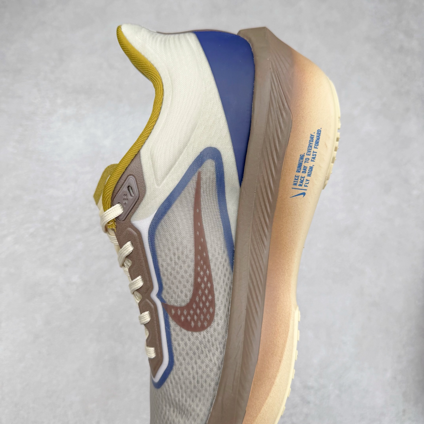 图片[7]-NK ZoomX Invincible Run Flyknit 6 轻量跑鞋 飞织低帮休闲运动慢跑鞋 厚底增高 老爹鞋 此鞋专为短跑运动员而生 是为 5 至 10 公里距离的赛事和训练打造 整体设计采用流线型的轻质工程网眼材质构成鞋面 并与其他 Running 旗舰鞋款同样搭载全脚掌 ZoomX 缓冲中底 搭配 Pebax 物料与橡胶外底 ZoomX StreakFly 首发配色以Prototype呈现 其灵感是来自开发期间的磨损测试 透过编号的标记与内侧的预期跑步距离突出研发过程 货号： HV4366-072 尺码：36 36.5 37.5 38 38.5 39 40 40.5 41 42 42.5 43 44 45-选品中心