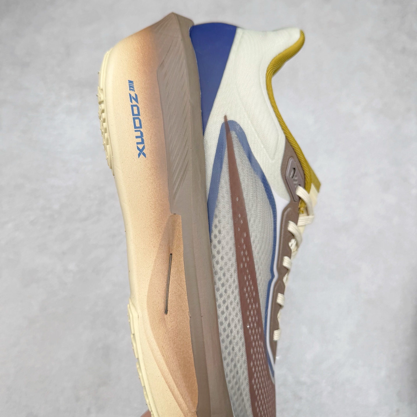 图片[6]-NK ZoomX Invincible Run Flyknit 6 轻量跑鞋 飞织低帮休闲运动慢跑鞋 厚底增高 老爹鞋 此鞋专为短跑运动员而生 是为 5 至 10 公里距离的赛事和训练打造 整体设计采用流线型的轻质工程网眼材质构成鞋面 并与其他 Running 旗舰鞋款同样搭载全脚掌 ZoomX 缓冲中底 搭配 Pebax 物料与橡胶外底 ZoomX StreakFly 首发配色以Prototype呈现 其灵感是来自开发期间的磨损测试 透过编号的标记与内侧的预期跑步距离突出研发过程 货号： HV4366-072 尺码：36 36.5 37.5 38 38.5 39 40 40.5 41 42 42.5 43 44 45-选品中心