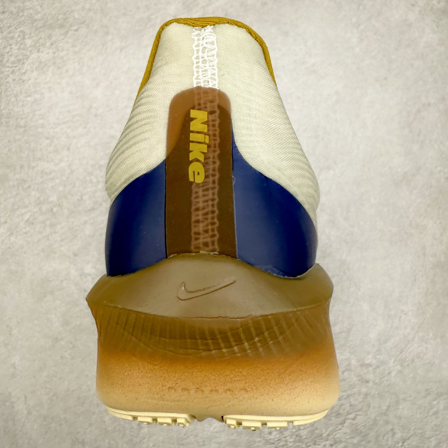 图片[8]-NK ZoomX Invincible Run Flyknit 6 轻量跑鞋 飞织低帮休闲运动慢跑鞋 厚底增高 老爹鞋 此鞋专为短跑运动员而生 是为 5 至 10 公里距离的赛事和训练打造 整体设计采用流线型的轻质工程网眼材质构成鞋面 并与其他 Running 旗舰鞋款同样搭载全脚掌 ZoomX 缓冲中底 搭配 Pebax 物料与橡胶外底 ZoomX StreakFly 首发配色以Prototype呈现 其灵感是来自开发期间的磨损测试 透过编号的标记与内侧的预期跑步距离突出研发过程 货号： HV4366-072 尺码：36 36.5 37.5 38 38.5 39 40 40.5 41 42 42.5 43 44 45-选品中心