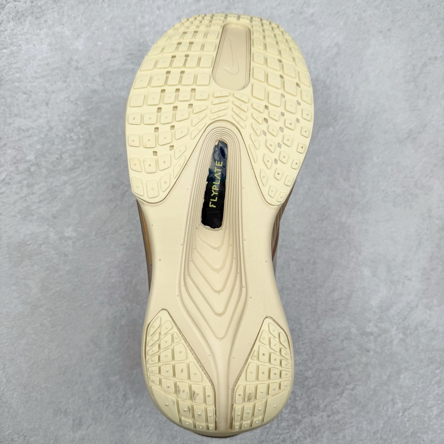 图片[9]-NK ZoomX Invincible Run Flyknit 6 轻量跑鞋 飞织低帮休闲运动慢跑鞋 厚底增高 老爹鞋 此鞋专为短跑运动员而生 是为 5 至 10 公里距离的赛事和训练打造 整体设计采用流线型的轻质工程网眼材质构成鞋面 并与其他 Running 旗舰鞋款同样搭载全脚掌 ZoomX 缓冲中底 搭配 Pebax 物料与橡胶外底 ZoomX StreakFly 首发配色以Prototype呈现 其灵感是来自开发期间的磨损测试 透过编号的标记与内侧的预期跑步距离突出研发过程 货号： HV4366-072 尺码：36 36.5 37.5 38 38.5 39 40 40.5 41 42 42.5 43 44 45-选品中心