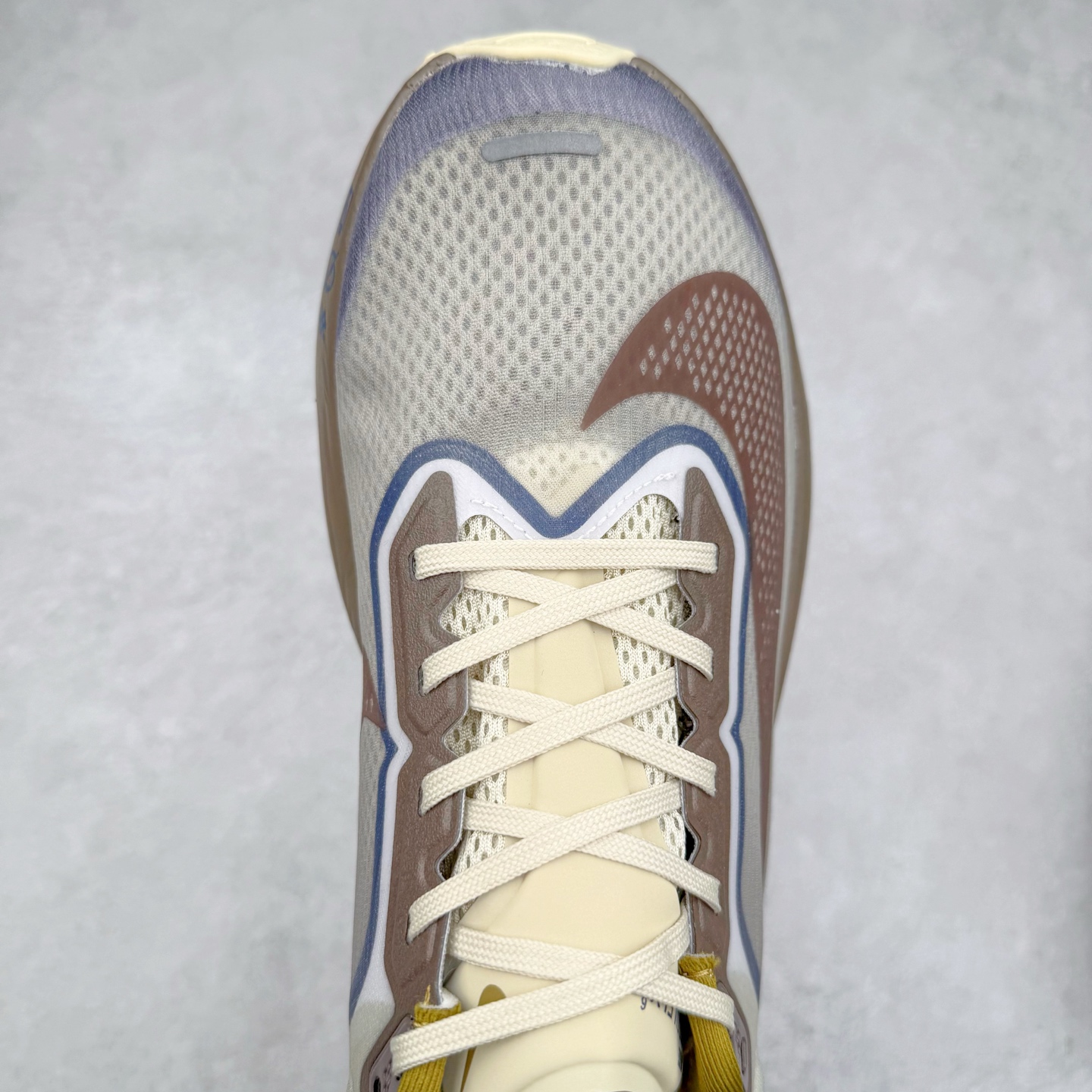 图片[4]-NK ZoomX Invincible Run Flyknit 6 轻量跑鞋 飞织低帮休闲运动慢跑鞋 厚底增高 老爹鞋 此鞋专为短跑运动员而生 是为 5 至 10 公里距离的赛事和训练打造 整体设计采用流线型的轻质工程网眼材质构成鞋面 并与其他 Running 旗舰鞋款同样搭载全脚掌 ZoomX 缓冲中底 搭配 Pebax 物料与橡胶外底 ZoomX StreakFly 首发配色以Prototype呈现 其灵感是来自开发期间的磨损测试 透过编号的标记与内侧的预期跑步距离突出研发过程 货号： HV4366-072 尺码：36 36.5 37.5 38 38.5 39 40 40.5 41 42 42.5 43 44 45-选品中心