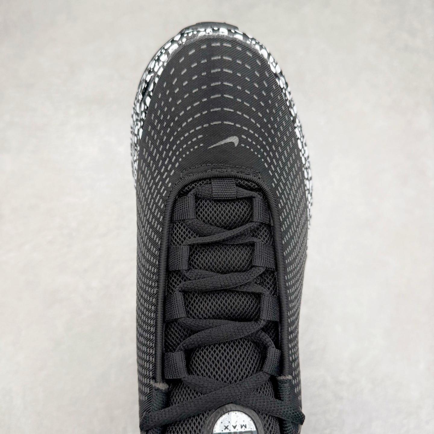 图片[4]-NK Air Max DN系列低帮豆荚型气垫百搭休闲运动慢跑鞋 HM0811-100 Air Max 科技最初于 1986 年推出，是NK的首款气垫鞋款，这个缓震技术彻底改变了人们对运动鞋的认知。在 Nike 的众多缓震科技中也有着自己绝对的地位。除了技术层面的创新，Air Max 还具有深厚的文化内涵。它所代表的青年文化、前卫风格和反叛精神，使其成为了一种时尚和潮流的象征。为了纪念这个具有里程碑意义的技术，Nike 在每年的 3 月 26 日定为「Air Max Day」。近日，Nike 露出了一款全新的鞋型——Air Max DN。这款鞋不仅具有时尚的外观，还融合了许多经典的 Air Max 设计和元素，同时展现了一些新的创意。设计灵感源自经典 Air Max 97 和 Air Max Plus 的元素。鞋面的条纹设计和后跟的标志都在向这些经典鞋款致敬。最大亮点是 Air Max 气垫的造型，它以神似豆荚的造型呈现，分为四个分区圆形开窗，带来极高的辨识度。Air Max DN 采用了纯黑配色覆面，搭配白色虚线和紫色点缀，营造出一种低调而时尚的外观。鞋面采用织物材质打造，提供舒适的穿着体验。全新 Nike Air Max DN 除了图中的配色外，还将有荧光绿、白银、黑银、皇家蓝、酷灰、黑色等六款新配色登场。具体发售信息感兴趣的朋友可以持续关注。尺码：36 36.5 37.5 38 38.5 39 40 40.5 41 42 42.5 43 44 44.5 45-选品中心