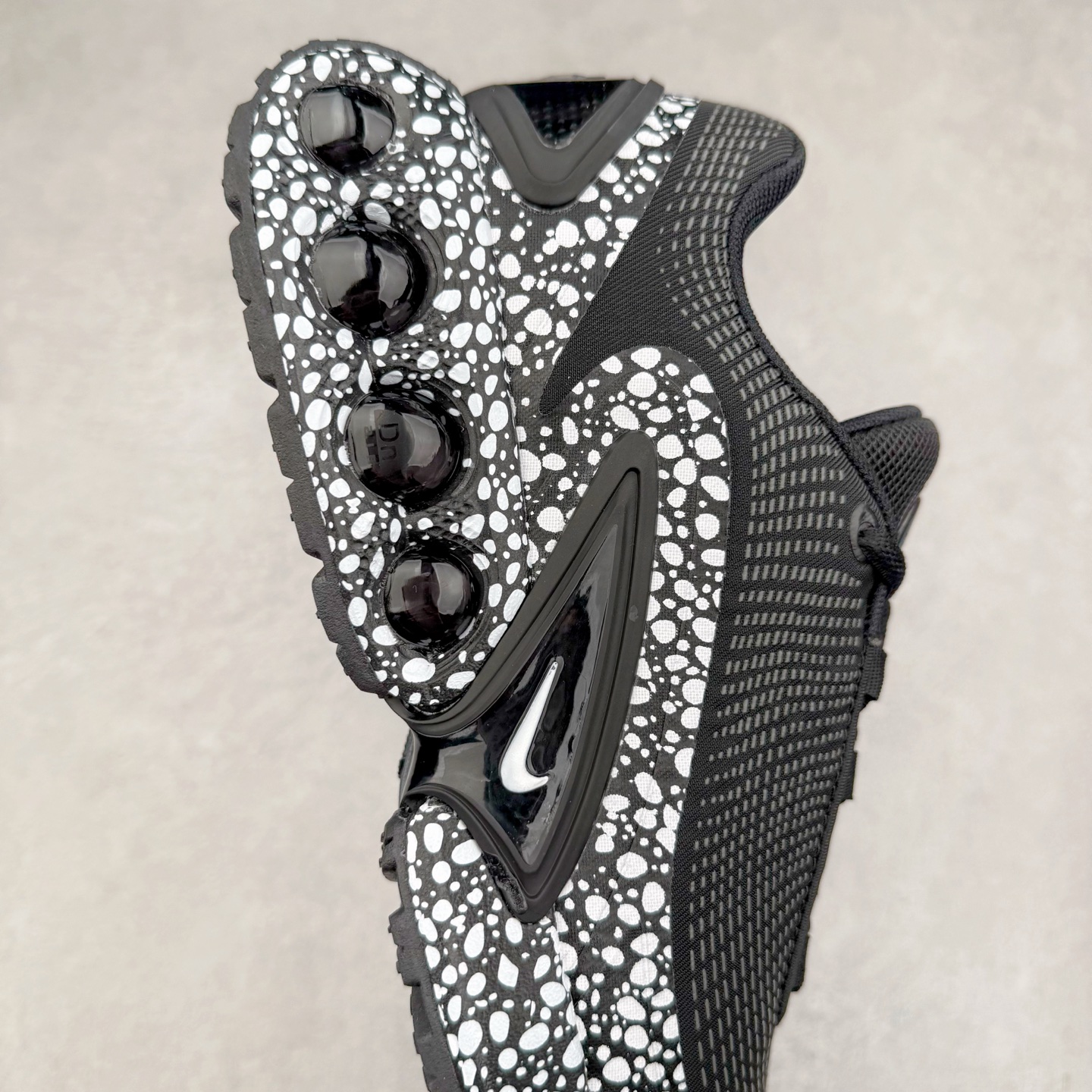 图片[6]-NK Air Max DN系列低帮豆荚型气垫百搭休闲运动慢跑鞋 HM0811-100 Air Max 科技最初于 1986 年推出，是NK的首款气垫鞋款，这个缓震技术彻底改变了人们对运动鞋的认知。在 Nike 的众多缓震科技中也有着自己绝对的地位。除了技术层面的创新，Air Max 还具有深厚的文化内涵。它所代表的青年文化、前卫风格和反叛精神，使其成为了一种时尚和潮流的象征。为了纪念这个具有里程碑意义的技术，Nike 在每年的 3 月 26 日定为「Air Max Day」。近日，Nike 露出了一款全新的鞋型——Air Max DN。这款鞋不仅具有时尚的外观，还融合了许多经典的 Air Max 设计和元素，同时展现了一些新的创意。设计灵感源自经典 Air Max 97 和 Air Max Plus 的元素。鞋面的条纹设计和后跟的标志都在向这些经典鞋款致敬。最大亮点是 Air Max 气垫的造型，它以神似豆荚的造型呈现，分为四个分区圆形开窗，带来极高的辨识度。Air Max DN 采用了纯黑配色覆面，搭配白色虚线和紫色点缀，营造出一种低调而时尚的外观。鞋面采用织物材质打造，提供舒适的穿着体验。全新 Nike Air Max DN 除了图中的配色外，还将有荧光绿、白银、黑银、皇家蓝、酷灰、黑色等六款新配色登场。具体发售信息感兴趣的朋友可以持续关注。尺码：36 36.5 37.5 38 38.5 39 40 40.5 41 42 42.5 43 44 44.5 45-选品中心