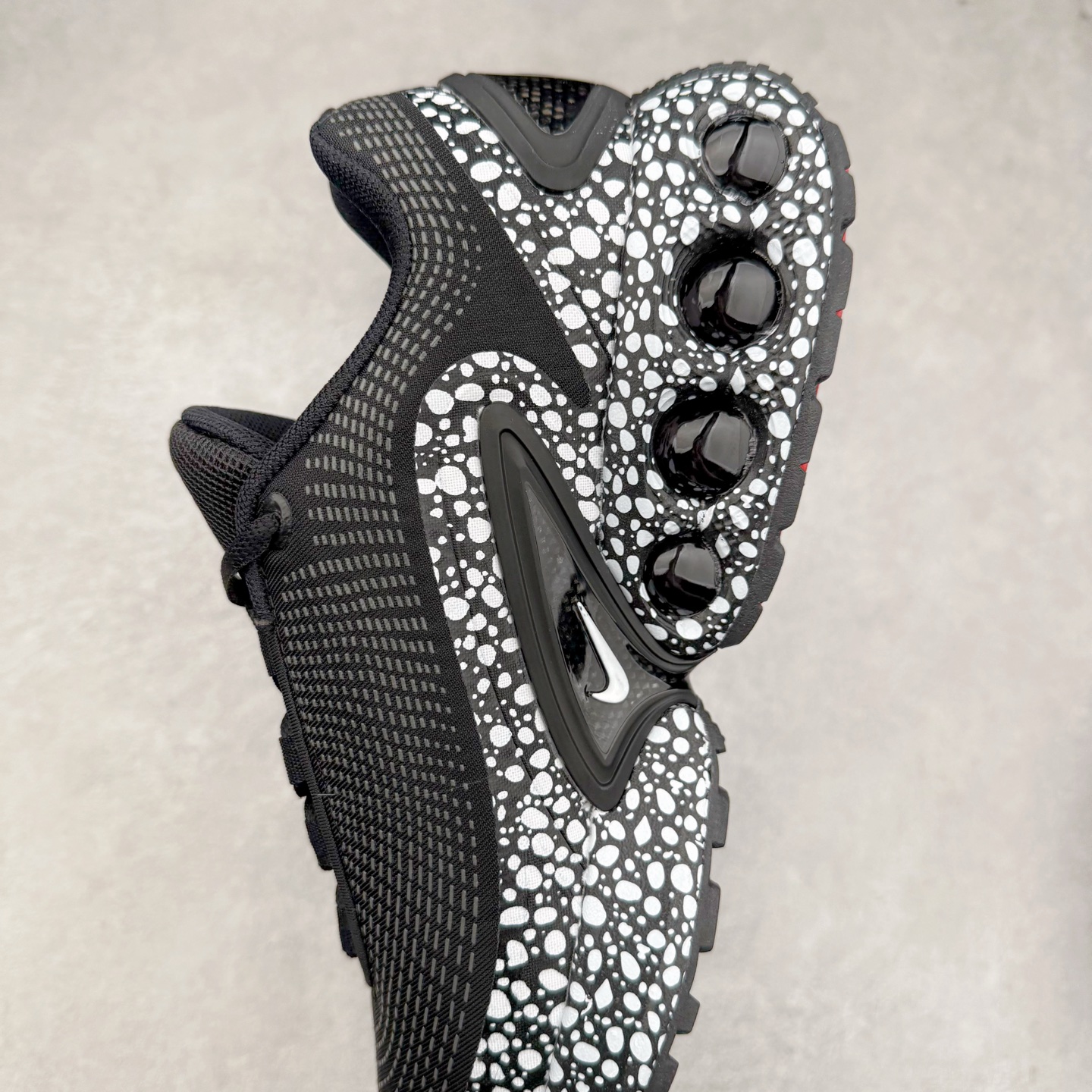 图片[7]-NK Air Max DN系列低帮豆荚型气垫百搭休闲运动慢跑鞋 HM0811-100 Air Max 科技最初于 1986 年推出，是NK的首款气垫鞋款，这个缓震技术彻底改变了人们对运动鞋的认知。在 Nike 的众多缓震科技中也有着自己绝对的地位。除了技术层面的创新，Air Max 还具有深厚的文化内涵。它所代表的青年文化、前卫风格和反叛精神，使其成为了一种时尚和潮流的象征。为了纪念这个具有里程碑意义的技术，Nike 在每年的 3 月 26 日定为「Air Max Day」。近日，Nike 露出了一款全新的鞋型——Air Max DN。这款鞋不仅具有时尚的外观，还融合了许多经典的 Air Max 设计和元素，同时展现了一些新的创意。设计灵感源自经典 Air Max 97 和 Air Max Plus 的元素。鞋面的条纹设计和后跟的标志都在向这些经典鞋款致敬。最大亮点是 Air Max 气垫的造型，它以神似豆荚的造型呈现，分为四个分区圆形开窗，带来极高的辨识度。Air Max DN 采用了纯黑配色覆面，搭配白色虚线和紫色点缀，营造出一种低调而时尚的外观。鞋面采用织物材质打造，提供舒适的穿着体验。全新 Nike Air Max DN 除了图中的配色外，还将有荧光绿、白银、黑银、皇家蓝、酷灰、黑色等六款新配色登场。具体发售信息感兴趣的朋友可以持续关注。尺码：36 36.5 37.5 38 38.5 39 40 40.5 41 42 42.5 43 44 44.5 45-选品中心