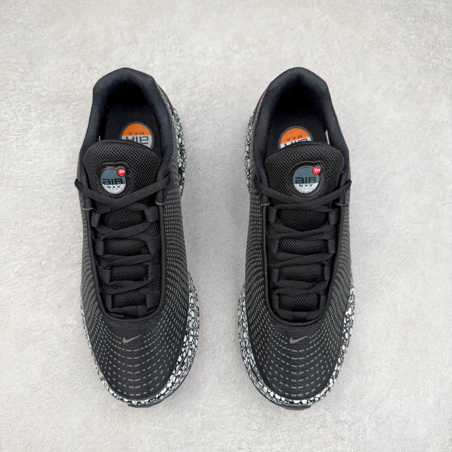 图片[2]-NK Air Max DN系列低帮豆荚型气垫百搭休闲运动慢跑鞋 HM0811-100 Air Max 科技最初于 1986 年推出，是NK的首款气垫鞋款，这个缓震技术彻底改变了人们对运动鞋的认知。在 Nike 的众多缓震科技中也有着自己绝对的地位。除了技术层面的创新，Air Max 还具有深厚的文化内涵。它所代表的青年文化、前卫风格和反叛精神，使其成为了一种时尚和潮流的象征。为了纪念这个具有里程碑意义的技术，Nike 在每年的 3 月 26 日定为「Air Max Day」。近日，Nike 露出了一款全新的鞋型——Air Max DN。这款鞋不仅具有时尚的外观，还融合了许多经典的 Air Max 设计和元素，同时展现了一些新的创意。设计灵感源自经典 Air Max 97 和 Air Max Plus 的元素。鞋面的条纹设计和后跟的标志都在向这些经典鞋款致敬。最大亮点是 Air Max 气垫的造型，它以神似豆荚的造型呈现，分为四个分区圆形开窗，带来极高的辨识度。Air Max DN 采用了纯黑配色覆面，搭配白色虚线和紫色点缀，营造出一种低调而时尚的外观。鞋面采用织物材质打造，提供舒适的穿着体验。全新 Nike Air Max DN 除了图中的配色外，还将有荧光绿、白银、黑银、皇家蓝、酷灰、黑色等六款新配色登场。具体发售信息感兴趣的朋友可以持续关注。尺码：36 36.5 37.5 38 38.5 39 40 40.5 41 42 42.5 43 44 44.5 45-选品中心
