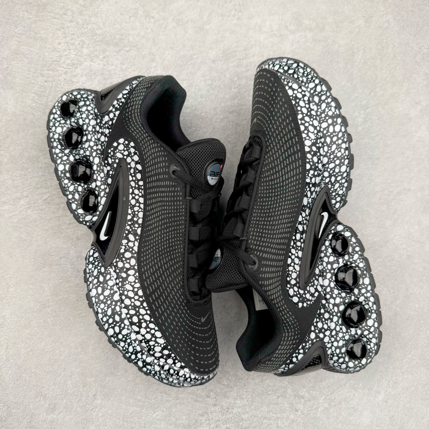 图片[3]-NK Air Max DN系列低帮豆荚型气垫百搭休闲运动慢跑鞋 HM0811-100 Air Max 科技最初于 1986 年推出，是NK的首款气垫鞋款，这个缓震技术彻底改变了人们对运动鞋的认知。在 Nike 的众多缓震科技中也有着自己绝对的地位。除了技术层面的创新，Air Max 还具有深厚的文化内涵。它所代表的青年文化、前卫风格和反叛精神，使其成为了一种时尚和潮流的象征。为了纪念这个具有里程碑意义的技术，Nike 在每年的 3 月 26 日定为「Air Max Day」。近日，Nike 露出了一款全新的鞋型——Air Max DN。这款鞋不仅具有时尚的外观，还融合了许多经典的 Air Max 设计和元素，同时展现了一些新的创意。设计灵感源自经典 Air Max 97 和 Air Max Plus 的元素。鞋面的条纹设计和后跟的标志都在向这些经典鞋款致敬。最大亮点是 Air Max 气垫的造型，它以神似豆荚的造型呈现，分为四个分区圆形开窗，带来极高的辨识度。Air Max DN 采用了纯黑配色覆面，搭配白色虚线和紫色点缀，营造出一种低调而时尚的外观。鞋面采用织物材质打造，提供舒适的穿着体验。全新 Nike Air Max DN 除了图中的配色外，还将有荧光绿、白银、黑银、皇家蓝、酷灰、黑色等六款新配色登场。具体发售信息感兴趣的朋友可以持续关注。尺码：36 36.5 37.5 38 38.5 39 40 40.5 41 42 42.5 43 44 44.5 45-选品中心