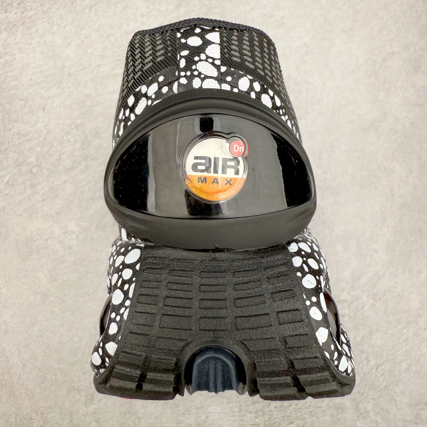 图片[8]-NK Air Max DN系列低帮豆荚型气垫百搭休闲运动慢跑鞋 HM0811-100 Air Max 科技最初于 1986 年推出，是NK的首款气垫鞋款，这个缓震技术彻底改变了人们对运动鞋的认知。在 Nike 的众多缓震科技中也有着自己绝对的地位。除了技术层面的创新，Air Max 还具有深厚的文化内涵。它所代表的青年文化、前卫风格和反叛精神，使其成为了一种时尚和潮流的象征。为了纪念这个具有里程碑意义的技术，Nike 在每年的 3 月 26 日定为「Air Max Day」。近日，Nike 露出了一款全新的鞋型——Air Max DN。这款鞋不仅具有时尚的外观，还融合了许多经典的 Air Max 设计和元素，同时展现了一些新的创意。设计灵感源自经典 Air Max 97 和 Air Max Plus 的元素。鞋面的条纹设计和后跟的标志都在向这些经典鞋款致敬。最大亮点是 Air Max 气垫的造型，它以神似豆荚的造型呈现，分为四个分区圆形开窗，带来极高的辨识度。Air Max DN 采用了纯黑配色覆面，搭配白色虚线和紫色点缀，营造出一种低调而时尚的外观。鞋面采用织物材质打造，提供舒适的穿着体验。全新 Nike Air Max DN 除了图中的配色外，还将有荧光绿、白银、黑银、皇家蓝、酷灰、黑色等六款新配色登场。具体发售信息感兴趣的朋友可以持续关注。尺码：36 36.5 37.5 38 38.5 39 40 40.5 41 42 42.5 43 44 44.5 45-选品中心