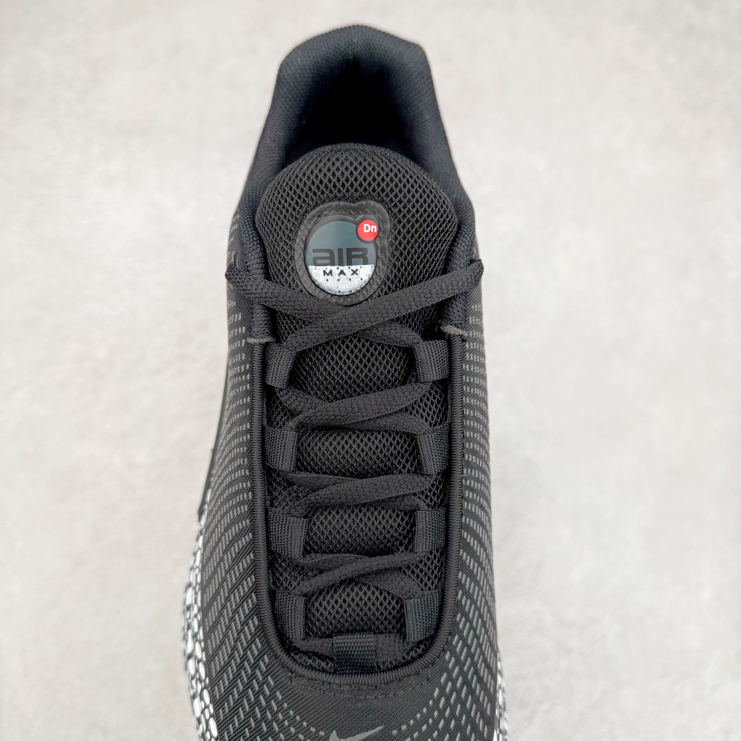 图片[5]-NK Air Max DN系列低帮豆荚型气垫百搭休闲运动慢跑鞋 HM0811-100 Air Max 科技最初于 1986 年推出，是NK的首款气垫鞋款，这个缓震技术彻底改变了人们对运动鞋的认知。在 Nike 的众多缓震科技中也有着自己绝对的地位。除了技术层面的创新，Air Max 还具有深厚的文化内涵。它所代表的青年文化、前卫风格和反叛精神，使其成为了一种时尚和潮流的象征。为了纪念这个具有里程碑意义的技术，Nike 在每年的 3 月 26 日定为「Air Max Day」。近日，Nike 露出了一款全新的鞋型——Air Max DN。这款鞋不仅具有时尚的外观，还融合了许多经典的 Air Max 设计和元素，同时展现了一些新的创意。设计灵感源自经典 Air Max 97 和 Air Max Plus 的元素。鞋面的条纹设计和后跟的标志都在向这些经典鞋款致敬。最大亮点是 Air Max 气垫的造型，它以神似豆荚的造型呈现，分为四个分区圆形开窗，带来极高的辨识度。Air Max DN 采用了纯黑配色覆面，搭配白色虚线和紫色点缀，营造出一种低调而时尚的外观。鞋面采用织物材质打造，提供舒适的穿着体验。全新 Nike Air Max DN 除了图中的配色外，还将有荧光绿、白银、黑银、皇家蓝、酷灰、黑色等六款新配色登场。具体发售信息感兴趣的朋友可以持续关注。尺码：36 36.5 37.5 38 38.5 39 40 40.5 41 42 42.5 43 44 44.5 45-选品中心