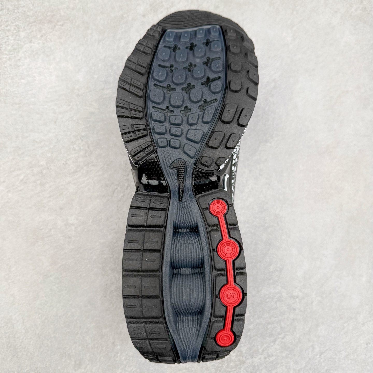 图片[9]-NK Air Max DN系列低帮豆荚型气垫百搭休闲运动慢跑鞋 HM0811-100 Air Max 科技最初于 1986 年推出，是NK的首款气垫鞋款，这个缓震技术彻底改变了人们对运动鞋的认知。在 Nike 的众多缓震科技中也有着自己绝对的地位。除了技术层面的创新，Air Max 还具有深厚的文化内涵。它所代表的青年文化、前卫风格和反叛精神，使其成为了一种时尚和潮流的象征。为了纪念这个具有里程碑意义的技术，Nike 在每年的 3 月 26 日定为「Air Max Day」。近日，Nike 露出了一款全新的鞋型——Air Max DN。这款鞋不仅具有时尚的外观，还融合了许多经典的 Air Max 设计和元素，同时展现了一些新的创意。设计灵感源自经典 Air Max 97 和 Air Max Plus 的元素。鞋面的条纹设计和后跟的标志都在向这些经典鞋款致敬。最大亮点是 Air Max 气垫的造型，它以神似豆荚的造型呈现，分为四个分区圆形开窗，带来极高的辨识度。Air Max DN 采用了纯黑配色覆面，搭配白色虚线和紫色点缀，营造出一种低调而时尚的外观。鞋面采用织物材质打造，提供舒适的穿着体验。全新 Nike Air Max DN 除了图中的配色外，还将有荧光绿、白银、黑银、皇家蓝、酷灰、黑色等六款新配色登场。具体发售信息感兴趣的朋友可以持续关注。尺码：36 36.5 37.5 38 38.5 39 40 40.5 41 42 42.5 43 44 44.5 45-选品中心