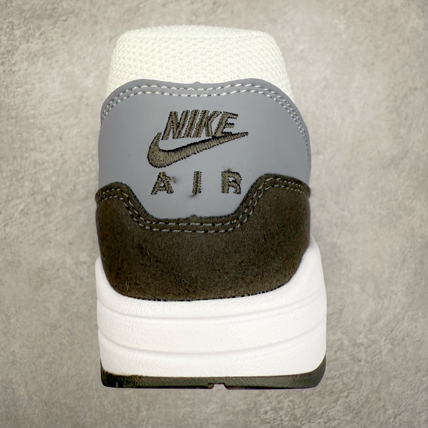 图片[8]-NK Air Max 1 初代复古气垫慢跑鞋 HM9936-001 由Tinker Hatfeld和Mark Parker在1987年设计 灵感来自于巴黎蓬皮杜中心 在参观了蓬皮杜中心之后提出了Air Max的标志性开窗可视气垫的理念 并将其实际开发成功 是NK史上第一双可视气垫跑鞋 凭借着Air Max气垫带来的舒适脚感和鞋面面料上的不断精进才使得Air Max 1在现如今都是复古慢跑鞋的首选 深厚的历史渊源 独特的流线形设计 极为复古的外观使得它深受鞋迷的喜爱 尺码：36 36.5 37.5 38 38.5 39 40 40.5 41 42 42.5 43 44 44.5 45-选品中心