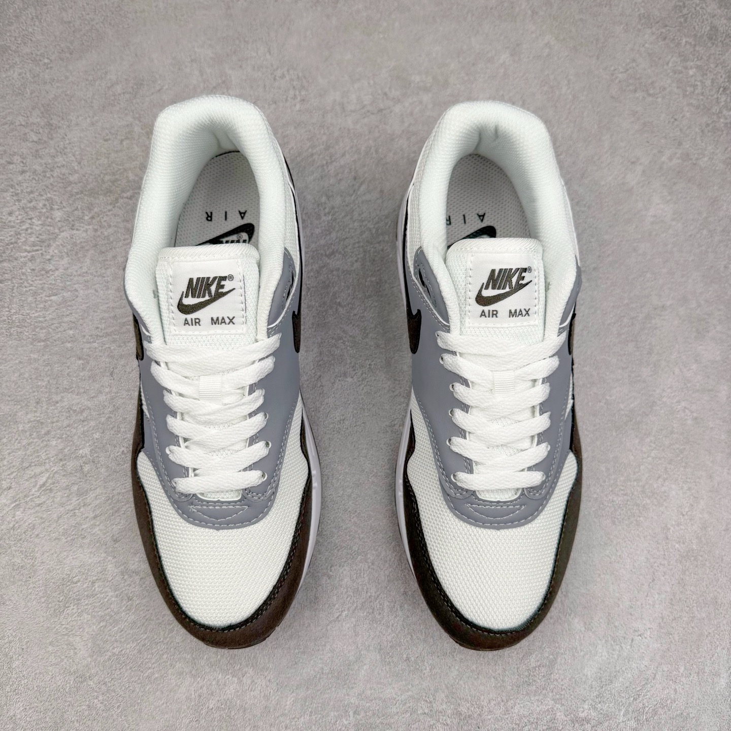 图片[2]-NK Air Max 1 初代复古气垫慢跑鞋 HM9936-001 由Tinker Hatfeld和Mark Parker在1987年设计 灵感来自于巴黎蓬皮杜中心 在参观了蓬皮杜中心之后提出了Air Max的标志性开窗可视气垫的理念 并将其实际开发成功 是NK史上第一双可视气垫跑鞋 凭借着Air Max气垫带来的舒适脚感和鞋面面料上的不断精进才使得Air Max 1在现如今都是复古慢跑鞋的首选 深厚的历史渊源 独特的流线形设计 极为复古的外观使得它深受鞋迷的喜爱 尺码：36 36.5 37.5 38 38.5 39 40 40.5 41 42 42.5 43 44 44.5 45-选品中心