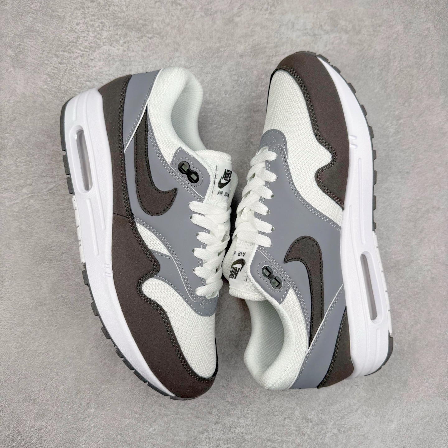 图片[3]-NK Air Max 1 初代复古气垫慢跑鞋 HM9936-001 由Tinker Hatfeld和Mark Parker在1987年设计 灵感来自于巴黎蓬皮杜中心 在参观了蓬皮杜中心之后提出了Air Max的标志性开窗可视气垫的理念 并将其实际开发成功 是NK史上第一双可视气垫跑鞋 凭借着Air Max气垫带来的舒适脚感和鞋面面料上的不断精进才使得Air Max 1在现如今都是复古慢跑鞋的首选 深厚的历史渊源 独特的流线形设计 极为复古的外观使得它深受鞋迷的喜爱 尺码：36 36.5 37.5 38 38.5 39 40 40.5 41 42 42.5 43 44 44.5 45-选品中心