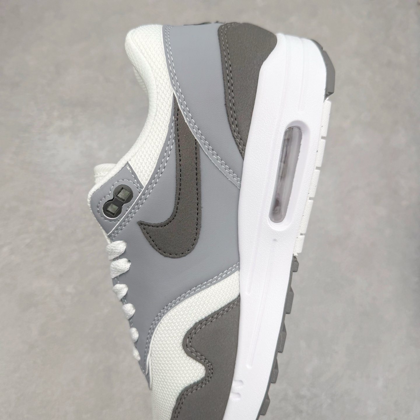 图片[7]-NK Air Max 1 初代复古气垫慢跑鞋 HM9936-001 由Tinker Hatfeld和Mark Parker在1987年设计 灵感来自于巴黎蓬皮杜中心 在参观了蓬皮杜中心之后提出了Air Max的标志性开窗可视气垫的理念 并将其实际开发成功 是NK史上第一双可视气垫跑鞋 凭借着Air Max气垫带来的舒适脚感和鞋面面料上的不断精进才使得Air Max 1在现如今都是复古慢跑鞋的首选 深厚的历史渊源 独特的流线形设计 极为复古的外观使得它深受鞋迷的喜爱 尺码：36 36.5 37.5 38 38.5 39 40 40.5 41 42 42.5 43 44 44.5 45-选品中心