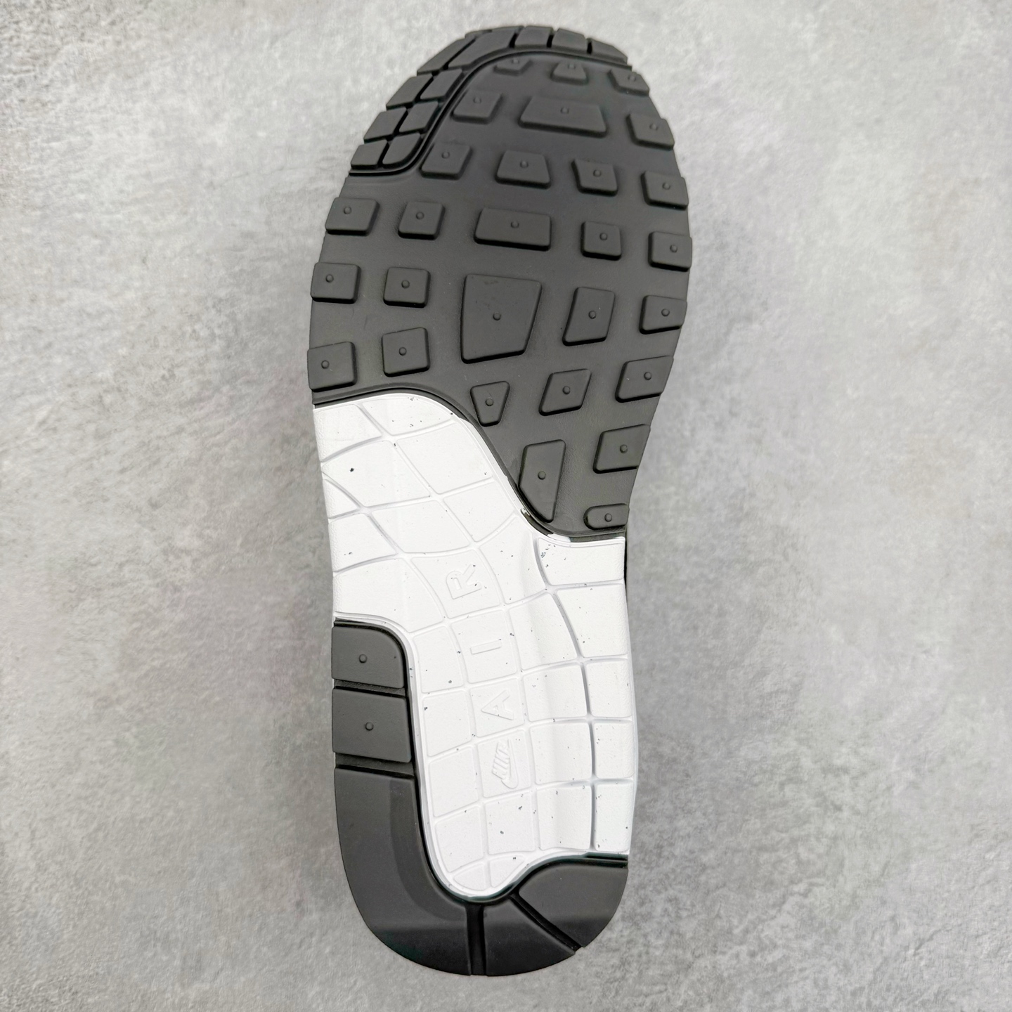 图片[9]-NK Air Max 1 初代复古气垫慢跑鞋 HM9936-001 由Tinker Hatfeld和Mark Parker在1987年设计 灵感来自于巴黎蓬皮杜中心 在参观了蓬皮杜中心之后提出了Air Max的标志性开窗可视气垫的理念 并将其实际开发成功 是NK史上第一双可视气垫跑鞋 凭借着Air Max气垫带来的舒适脚感和鞋面面料上的不断精进才使得Air Max 1在现如今都是复古慢跑鞋的首选 深厚的历史渊源 独特的流线形设计 极为复古的外观使得它深受鞋迷的喜爱 尺码：36 36.5 37.5 38 38.5 39 40 40.5 41 42 42.5 43 44 44.5 45-选品中心