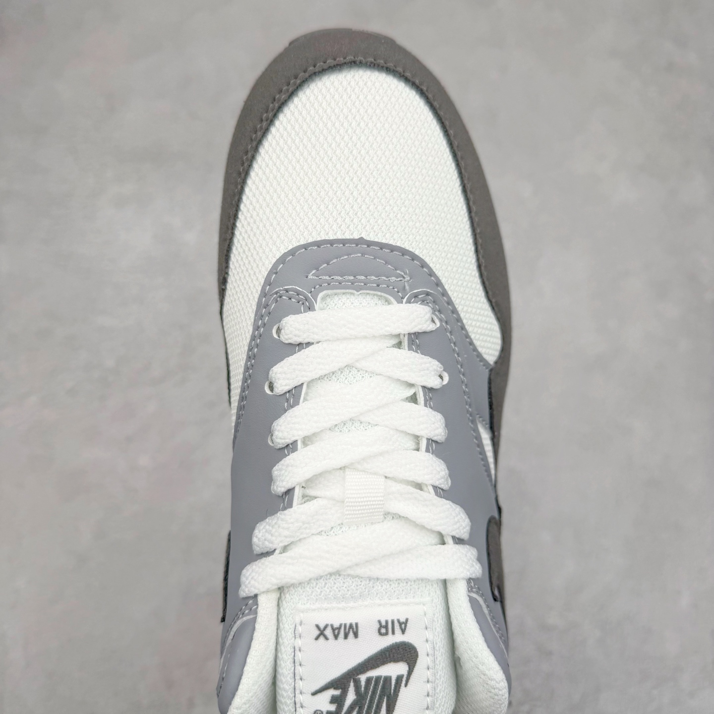 图片[4]-NK Air Max 1 初代复古气垫慢跑鞋 HM9936-001 由Tinker Hatfeld和Mark Parker在1987年设计 灵感来自于巴黎蓬皮杜中心 在参观了蓬皮杜中心之后提出了Air Max的标志性开窗可视气垫的理念 并将其实际开发成功 是NK史上第一双可视气垫跑鞋 凭借着Air Max气垫带来的舒适脚感和鞋面面料上的不断精进才使得Air Max 1在现如今都是复古慢跑鞋的首选 深厚的历史渊源 独特的流线形设计 极为复古的外观使得它深受鞋迷的喜爱 尺码：36 36.5 37.5 38 38.5 39 40 40.5 41 42 42.5 43 44 44.5 45-选品中心