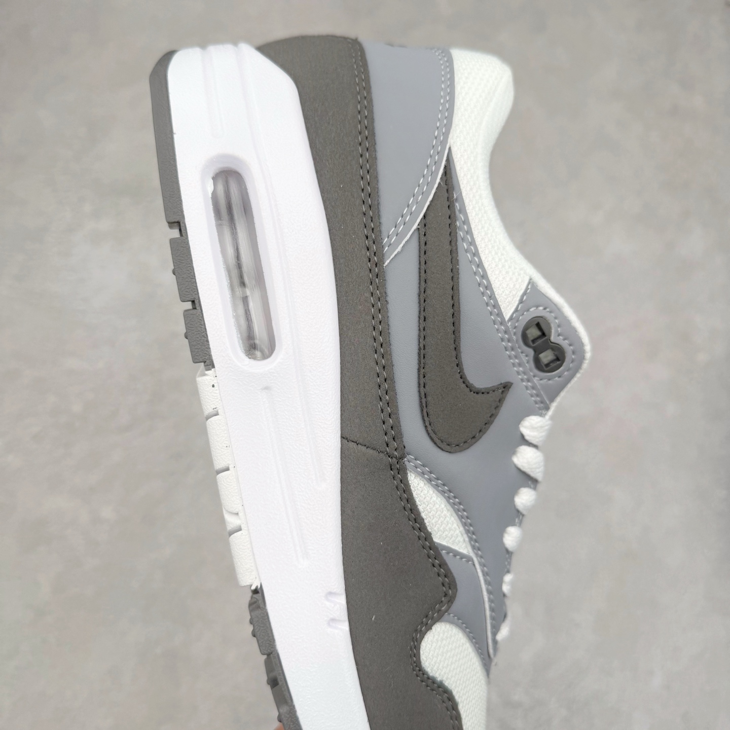 图片[6]-NK Air Max 1 初代复古气垫慢跑鞋 HM9936-001 由Tinker Hatfeld和Mark Parker在1987年设计 灵感来自于巴黎蓬皮杜中心 在参观了蓬皮杜中心之后提出了Air Max的标志性开窗可视气垫的理念 并将其实际开发成功 是NK史上第一双可视气垫跑鞋 凭借着Air Max气垫带来的舒适脚感和鞋面面料上的不断精进才使得Air Max 1在现如今都是复古慢跑鞋的首选 深厚的历史渊源 独特的流线形设计 极为复古的外观使得它深受鞋迷的喜爱 尺码：36 36.5 37.5 38 38.5 39 40 40.5 41 42 42.5 43 44 44.5 45-选品中心