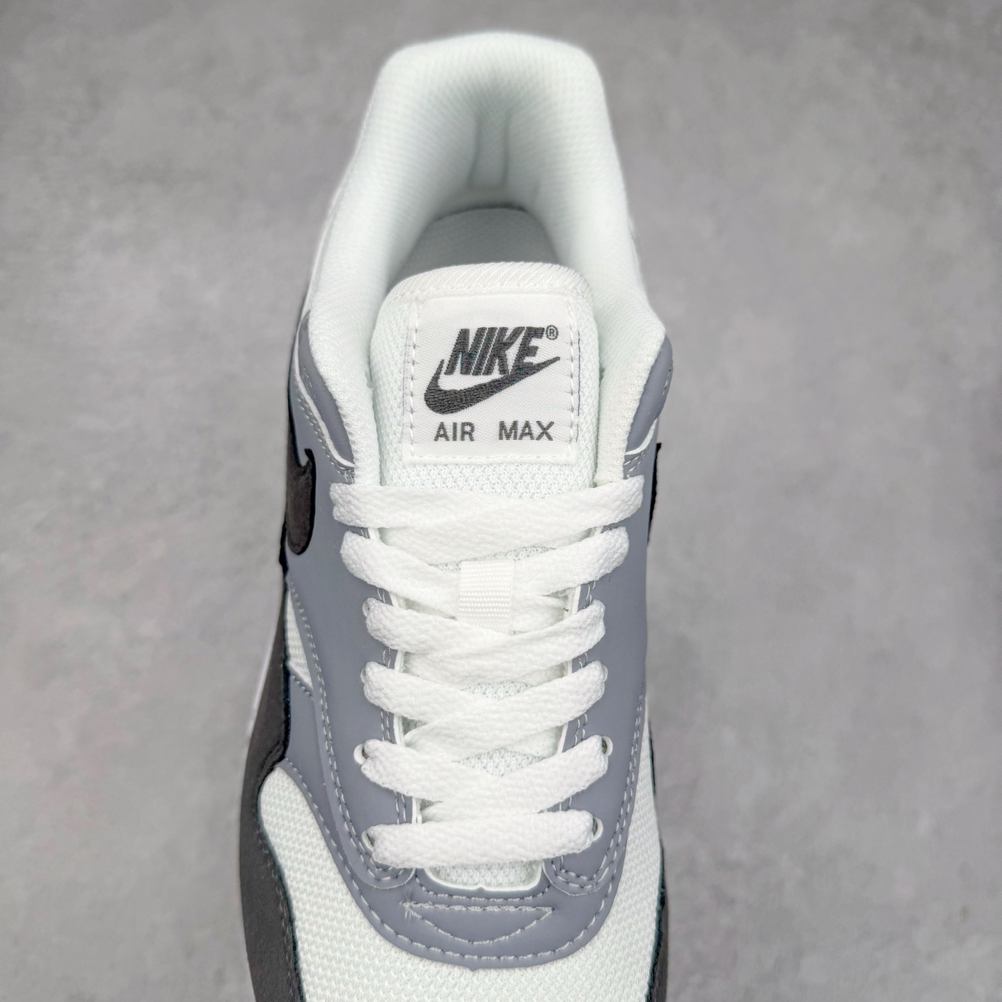 图片[5]-NK Air Max 1 初代复古气垫慢跑鞋 HM9936-001 由Tinker Hatfeld和Mark Parker在1987年设计 灵感来自于巴黎蓬皮杜中心 在参观了蓬皮杜中心之后提出了Air Max的标志性开窗可视气垫的理念 并将其实际开发成功 是NK史上第一双可视气垫跑鞋 凭借着Air Max气垫带来的舒适脚感和鞋面面料上的不断精进才使得Air Max 1在现如今都是复古慢跑鞋的首选 深厚的历史渊源 独特的流线形设计 极为复古的外观使得它深受鞋迷的喜爱 尺码：36 36.5 37.5 38 38.5 39 40 40.5 41 42 42.5 43 44 44.5 45-选品中心