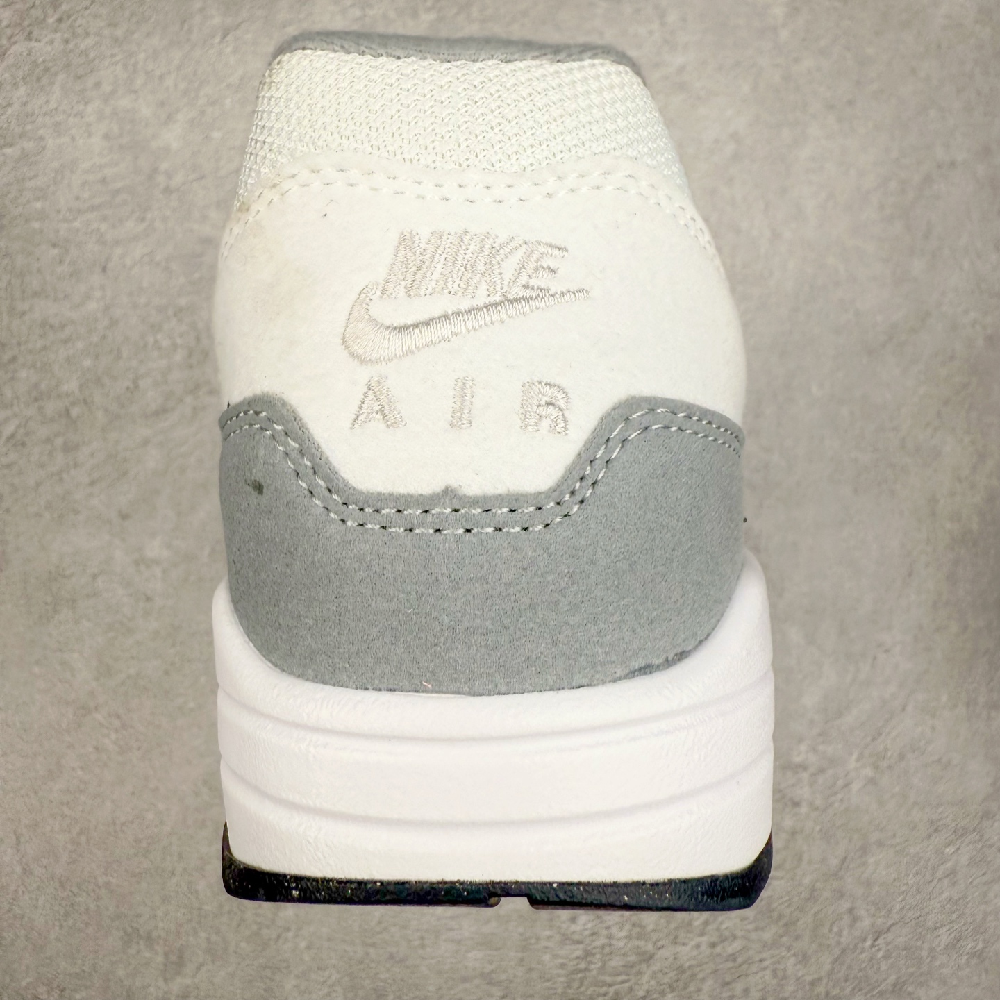 图片[8]-NK Air Max 1 初代复古气垫慢跑鞋 FZ5808-002 由Tinker Hatfeld和Mark Parker在1987年设计 灵感来自于巴黎蓬皮杜中心 在参观了蓬皮杜中心之后提出了Air Max的标志性开窗可视气垫的理念 并将其实际开发成功 是NK史上第一双可视气垫跑鞋 凭借着Air Max气垫带来的舒适脚感和鞋面面料上的不断精进才使得Air Max 1在现如今都是复古慢跑鞋的首选 深厚的历史渊源 独特的流线形设计 极为复古的外观使得它深受鞋迷的喜爱 尺码：36 36.5 37.5 38 38.5 39 40 40.5 41 42 42.5 43 44 44.5 45-选品中心