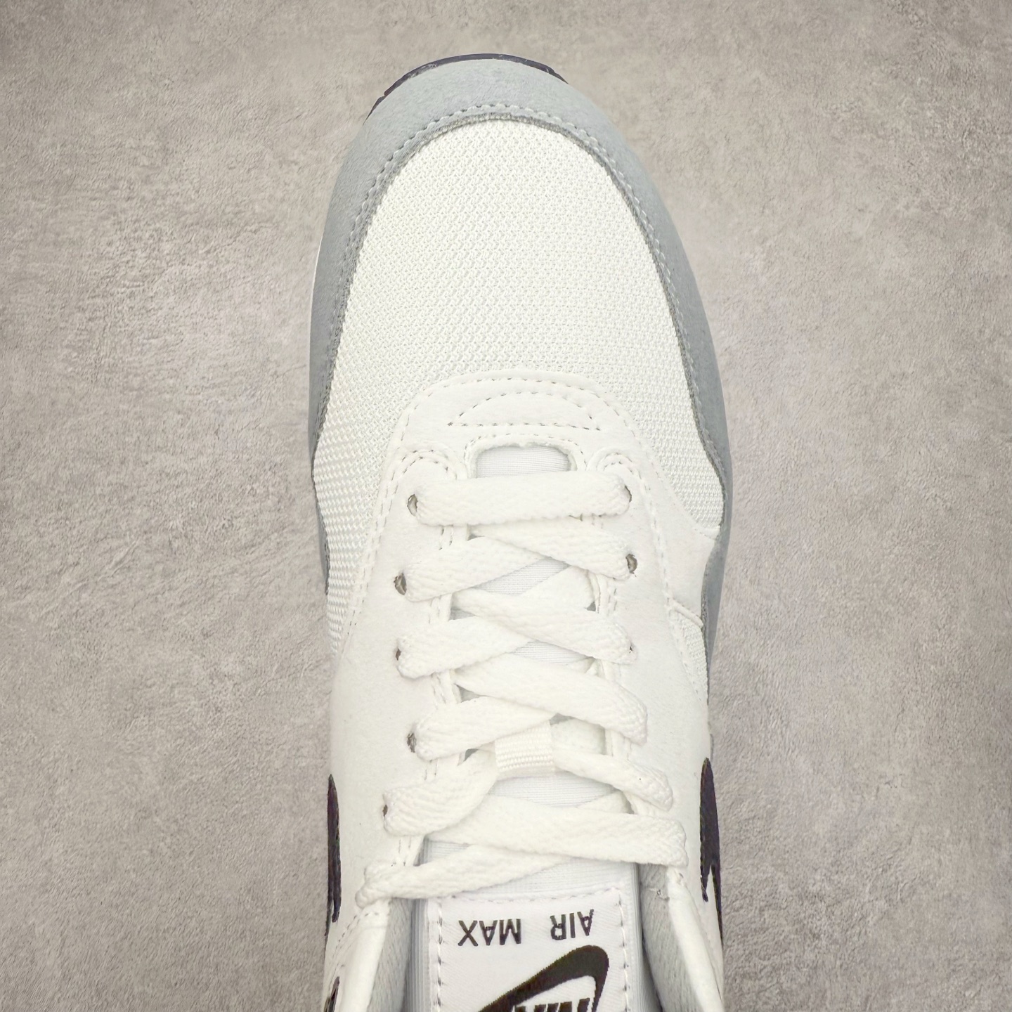 图片[4]-NK Air Max 1 初代复古气垫慢跑鞋 FZ5808-002 由Tinker Hatfeld和Mark Parker在1987年设计 灵感来自于巴黎蓬皮杜中心 在参观了蓬皮杜中心之后提出了Air Max的标志性开窗可视气垫的理念 并将其实际开发成功 是NK史上第一双可视气垫跑鞋 凭借着Air Max气垫带来的舒适脚感和鞋面面料上的不断精进才使得Air Max 1在现如今都是复古慢跑鞋的首选 深厚的历史渊源 独特的流线形设计 极为复古的外观使得它深受鞋迷的喜爱 尺码：36 36.5 37.5 38 38.5 39 40 40.5 41 42 42.5 43 44 44.5 45-选品中心