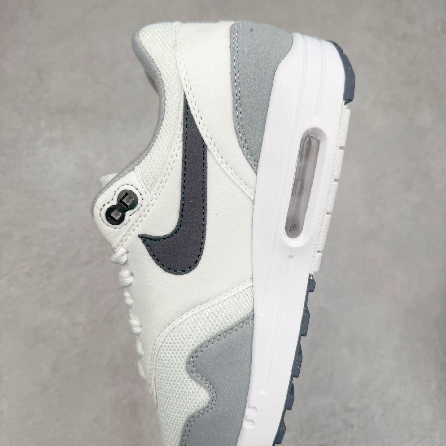 图片[7]-NK Air Max 1 初代复古气垫慢跑鞋 FZ5808-002 由Tinker Hatfeld和Mark Parker在1987年设计 灵感来自于巴黎蓬皮杜中心 在参观了蓬皮杜中心之后提出了Air Max的标志性开窗可视气垫的理念 并将其实际开发成功 是NK史上第一双可视气垫跑鞋 凭借着Air Max气垫带来的舒适脚感和鞋面面料上的不断精进才使得Air Max 1在现如今都是复古慢跑鞋的首选 深厚的历史渊源 独特的流线形设计 极为复古的外观使得它深受鞋迷的喜爱 尺码：36 36.5 37.5 38 38.5 39 40 40.5 41 42 42.5 43 44 44.5 45-选品中心