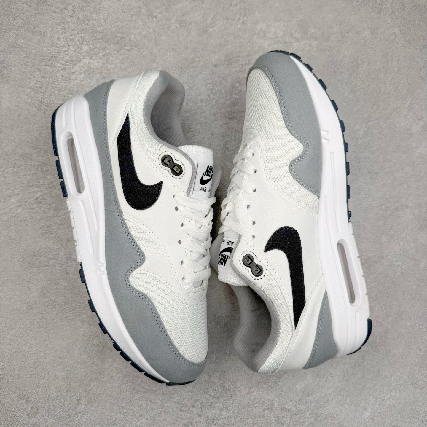 图片[3]-NK Air Max 1 初代复古气垫慢跑鞋 FZ5808-002 由Tinker Hatfeld和Mark Parker在1987年设计 灵感来自于巴黎蓬皮杜中心 在参观了蓬皮杜中心之后提出了Air Max的标志性开窗可视气垫的理念 并将其实际开发成功 是NK史上第一双可视气垫跑鞋 凭借着Air Max气垫带来的舒适脚感和鞋面面料上的不断精进才使得Air Max 1在现如今都是复古慢跑鞋的首选 深厚的历史渊源 独特的流线形设计 极为复古的外观使得它深受鞋迷的喜爱 尺码：36 36.5 37.5 38 38.5 39 40 40.5 41 42 42.5 43 44 44.5 45-选品中心