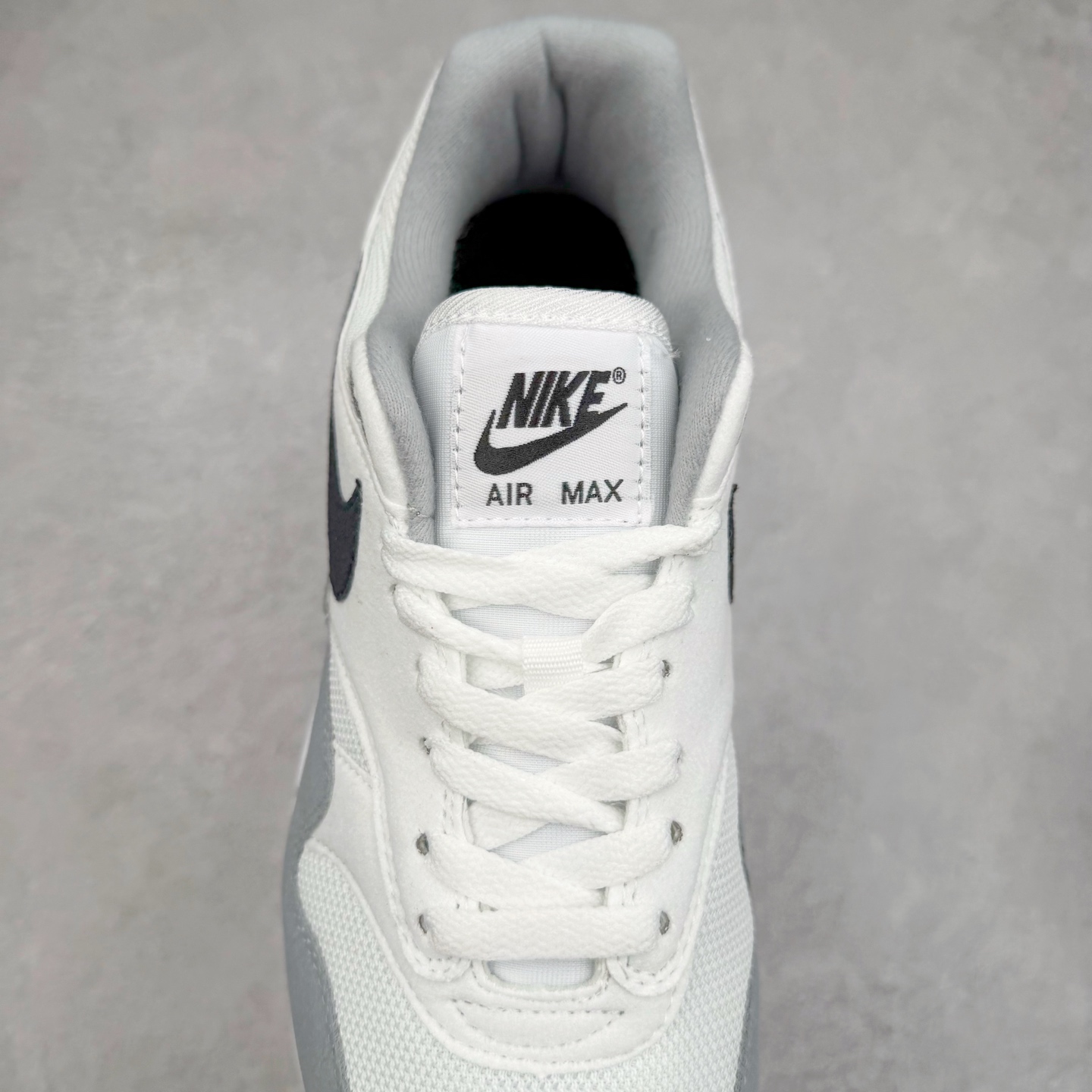 图片[5]-NK Air Max 1 初代复古气垫慢跑鞋 FZ5808-002 由Tinker Hatfeld和Mark Parker在1987年设计 灵感来自于巴黎蓬皮杜中心 在参观了蓬皮杜中心之后提出了Air Max的标志性开窗可视气垫的理念 并将其实际开发成功 是NK史上第一双可视气垫跑鞋 凭借着Air Max气垫带来的舒适脚感和鞋面面料上的不断精进才使得Air Max 1在现如今都是复古慢跑鞋的首选 深厚的历史渊源 独特的流线形设计 极为复古的外观使得它深受鞋迷的喜爱 尺码：36 36.5 37.5 38 38.5 39 40 40.5 41 42 42.5 43 44 44.5 45-选品中心