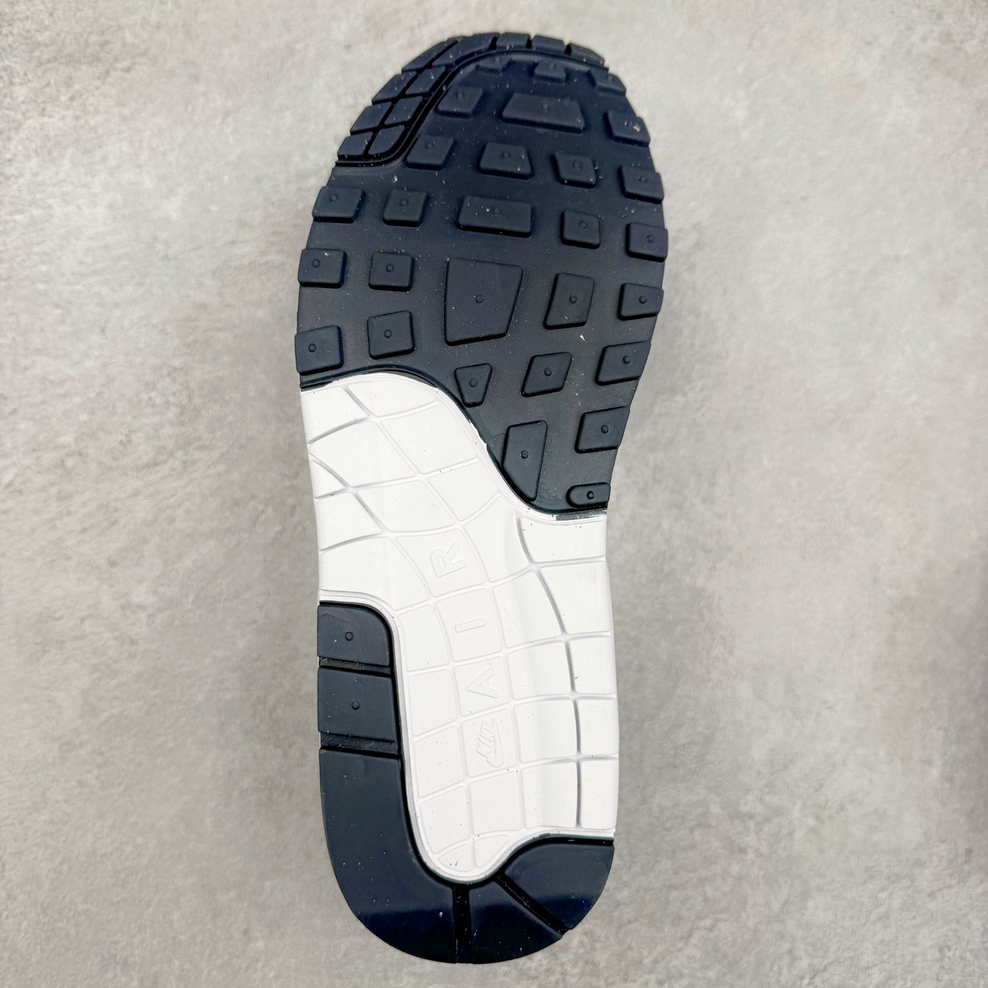 图片[9]-NK Air Max 1 初代复古气垫慢跑鞋 FZ5808-002 由Tinker Hatfeld和Mark Parker在1987年设计 灵感来自于巴黎蓬皮杜中心 在参观了蓬皮杜中心之后提出了Air Max的标志性开窗可视气垫的理念 并将其实际开发成功 是NK史上第一双可视气垫跑鞋 凭借着Air Max气垫带来的舒适脚感和鞋面面料上的不断精进才使得Air Max 1在现如今都是复古慢跑鞋的首选 深厚的历史渊源 独特的流线形设计 极为复古的外观使得它深受鞋迷的喜爱 尺码：36 36.5 37.5 38 38.5 39 40 40.5 41 42 42.5 43 44 44.5 45-选品中心