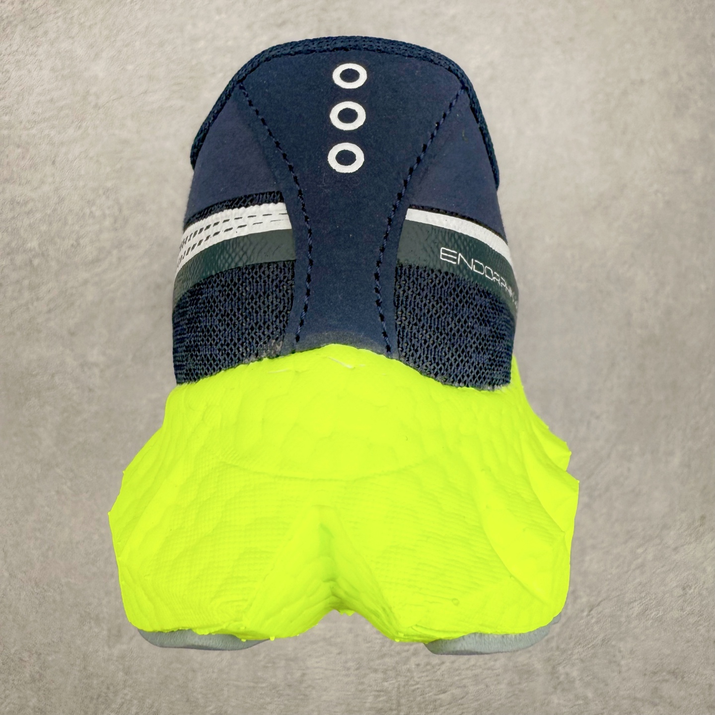 图片[8]-Saucony 索康尼ENDORPHIN Pro 啡速4 男女马拉松运动跑鞋 性能相比前几代再升级：鞋面采用全新升级的工学网设计 贴合脚部更透气 中底部分使用最新的PWRRUN+材质 搭配PWRRUN+鞋垫使中底的大幅加厚 10mm坡差进一步提供缓震、回弹性能 内底则采用了FORMFIT动态适应系统 动态契合脚型 提升包裹性和舒适性 提供更卓越的动态回馈体验 XT-900橡胶大底 可提供良好的抓地力和较强抗磨性能 尺码：36 36.5 37.5 38 38.5 39 40 40.5 41 42 42.5 43 44 44.5 45-选品中心