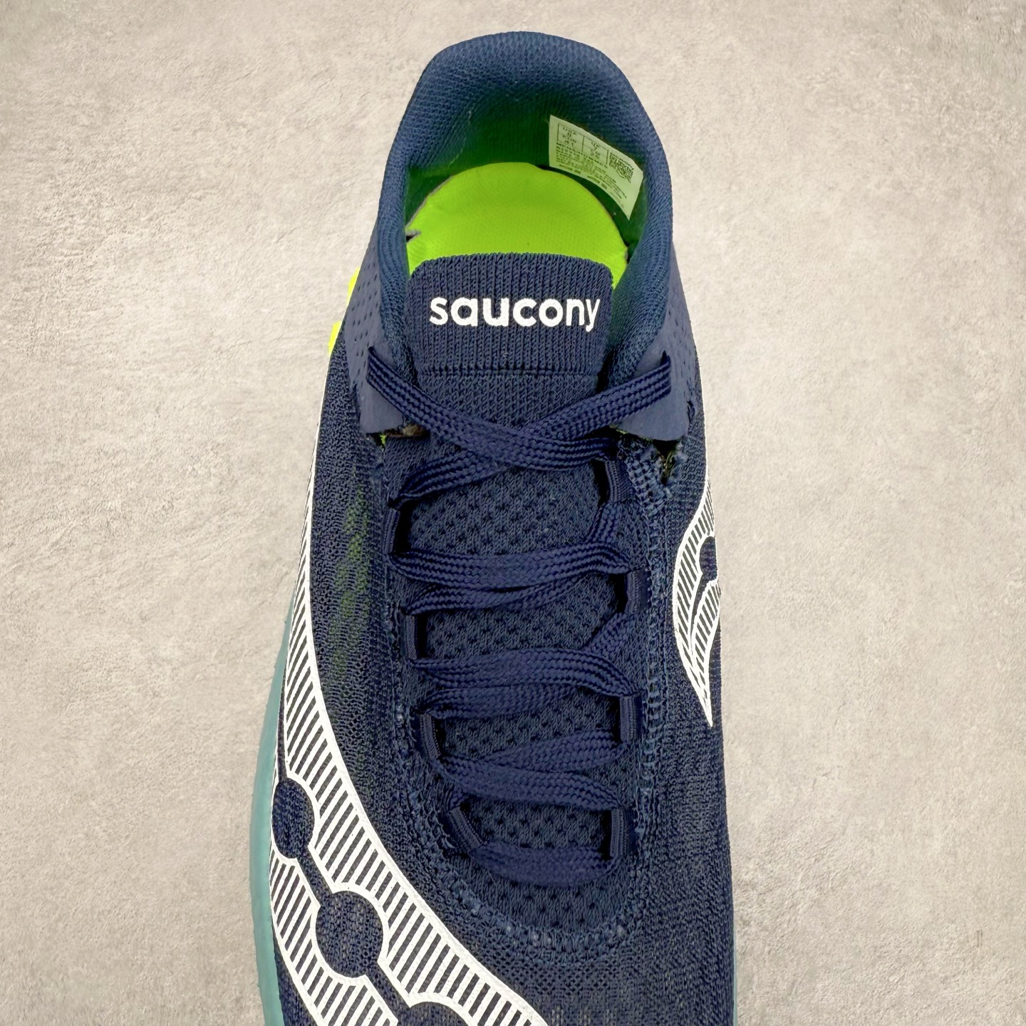 图片[5]-Saucony 索康尼ENDORPHIN Pro 啡速4 男女马拉松运动跑鞋 性能相比前几代再升级：鞋面采用全新升级的工学网设计 贴合脚部更透气 中底部分使用最新的PWRRUN+材质 搭配PWRRUN+鞋垫使中底的大幅加厚 10mm坡差进一步提供缓震、回弹性能 内底则采用了FORMFIT动态适应系统 动态契合脚型 提升包裹性和舒适性 提供更卓越的动态回馈体验 XT-900橡胶大底 可提供良好的抓地力和较强抗磨性能 尺码：36 36.5 37.5 38 38.5 39 40 40.5 41 42 42.5 43 44 44.5 45-选品中心