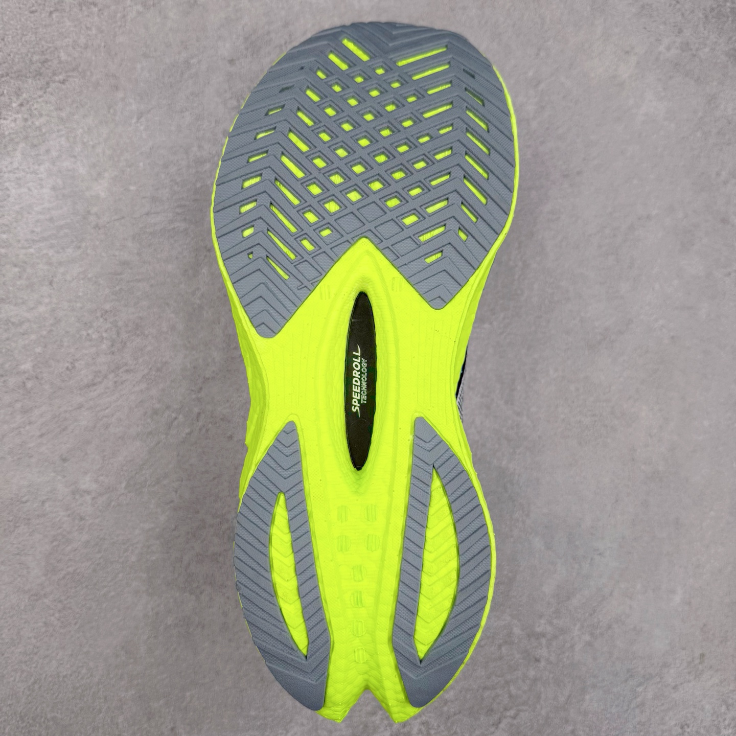 图片[9]-Saucony 索康尼ENDORPHIN Pro 啡速4 男女马拉松运动跑鞋 性能相比前几代再升级：鞋面采用全新升级的工学网设计 贴合脚部更透气 中底部分使用最新的PWRRUN+材质 搭配PWRRUN+鞋垫使中底的大幅加厚 10mm坡差进一步提供缓震、回弹性能 内底则采用了FORMFIT动态适应系统 动态契合脚型 提升包裹性和舒适性 提供更卓越的动态回馈体验 XT-900橡胶大底 可提供良好的抓地力和较强抗磨性能 尺码：36 36.5 37.5 38 38.5 39 40 40.5 41 42 42.5 43 44 44.5 45-选品中心