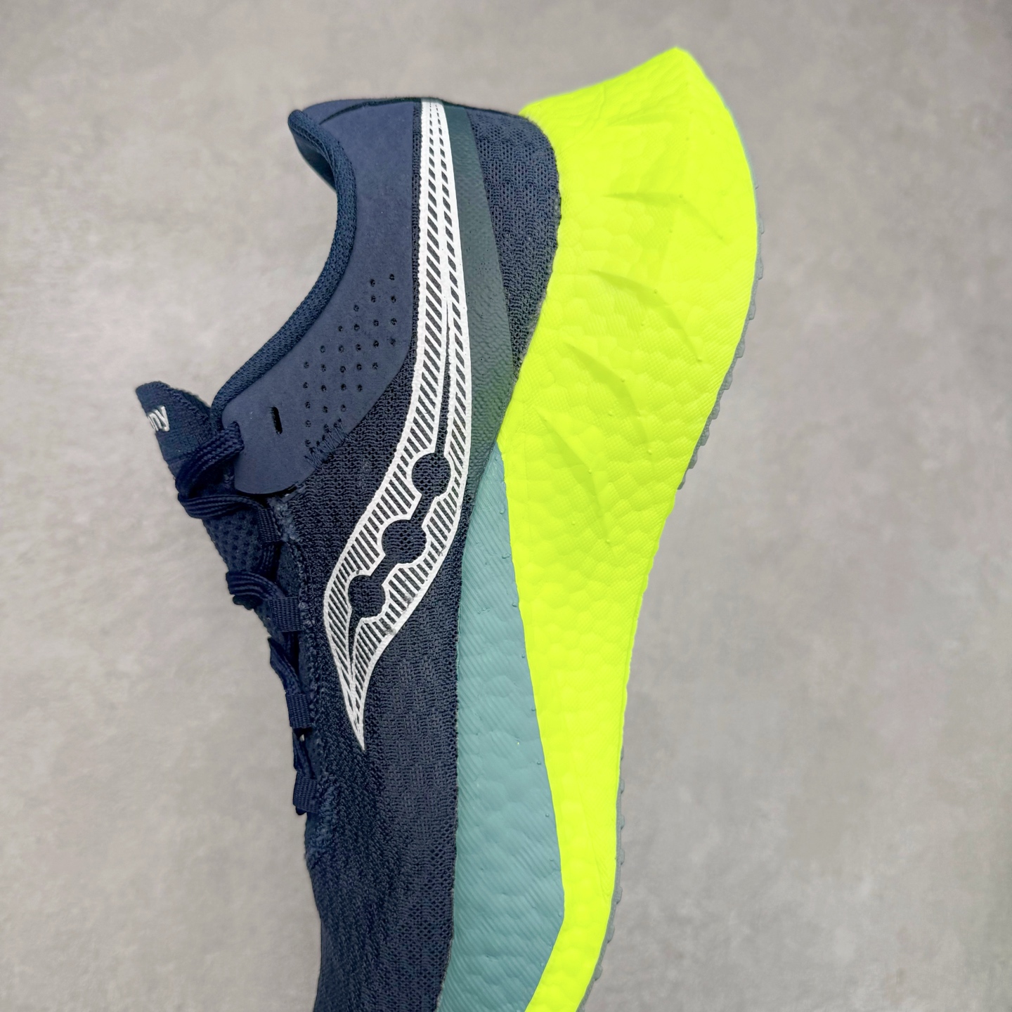 图片[7]-Saucony 索康尼ENDORPHIN Pro 啡速4 男女马拉松运动跑鞋 性能相比前几代再升级：鞋面采用全新升级的工学网设计 贴合脚部更透气 中底部分使用最新的PWRRUN+材质 搭配PWRRUN+鞋垫使中底的大幅加厚 10mm坡差进一步提供缓震、回弹性能 内底则采用了FORMFIT动态适应系统 动态契合脚型 提升包裹性和舒适性 提供更卓越的动态回馈体验 XT-900橡胶大底 可提供良好的抓地力和较强抗磨性能 尺码：36 36.5 37.5 38 38.5 39 40 40.5 41 42 42.5 43 44 44.5 45-选品中心