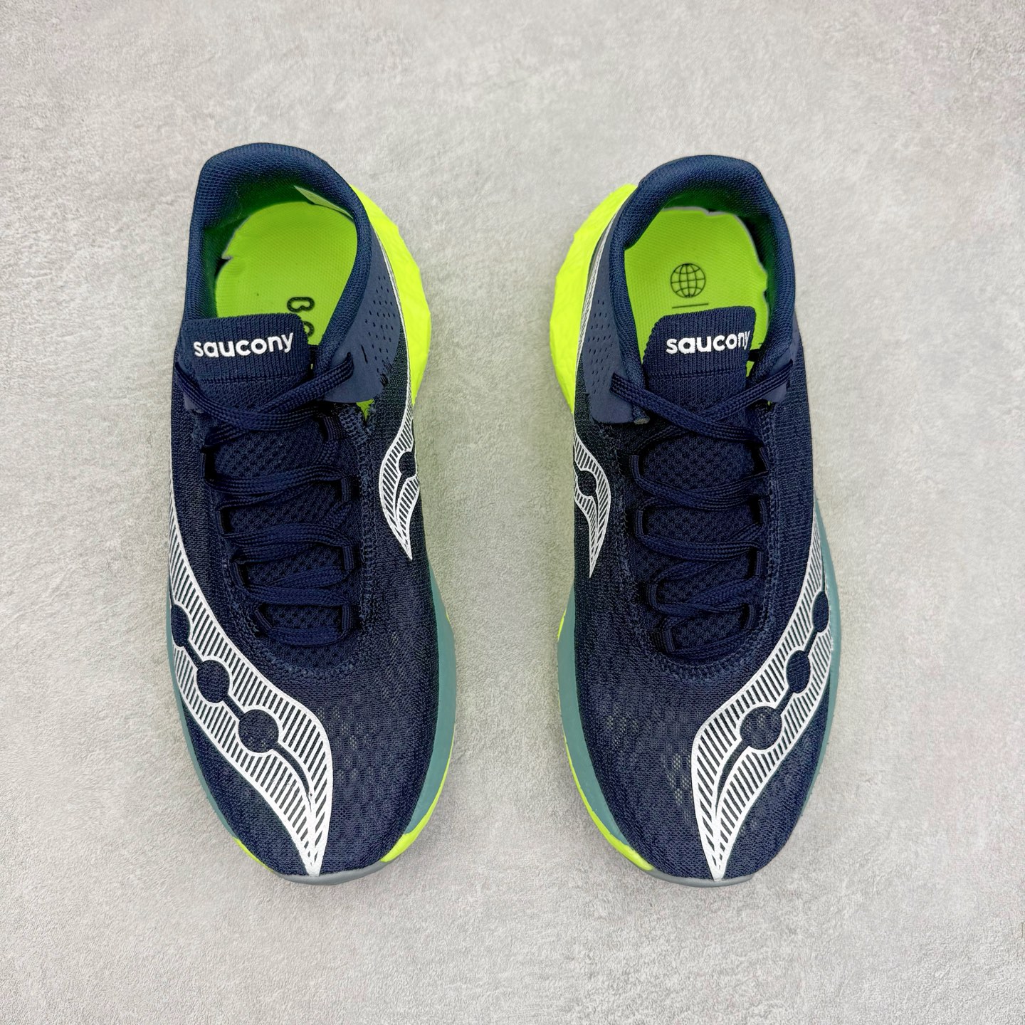 图片[2]-Saucony 索康尼ENDORPHIN Pro 啡速4 男女马拉松运动跑鞋 性能相比前几代再升级：鞋面采用全新升级的工学网设计 贴合脚部更透气 中底部分使用最新的PWRRUN+材质 搭配PWRRUN+鞋垫使中底的大幅加厚 10mm坡差进一步提供缓震、回弹性能 内底则采用了FORMFIT动态适应系统 动态契合脚型 提升包裹性和舒适性 提供更卓越的动态回馈体验 XT-900橡胶大底 可提供良好的抓地力和较强抗磨性能 尺码：36 36.5 37.5 38 38.5 39 40 40.5 41 42 42.5 43 44 44.5 45-选品中心