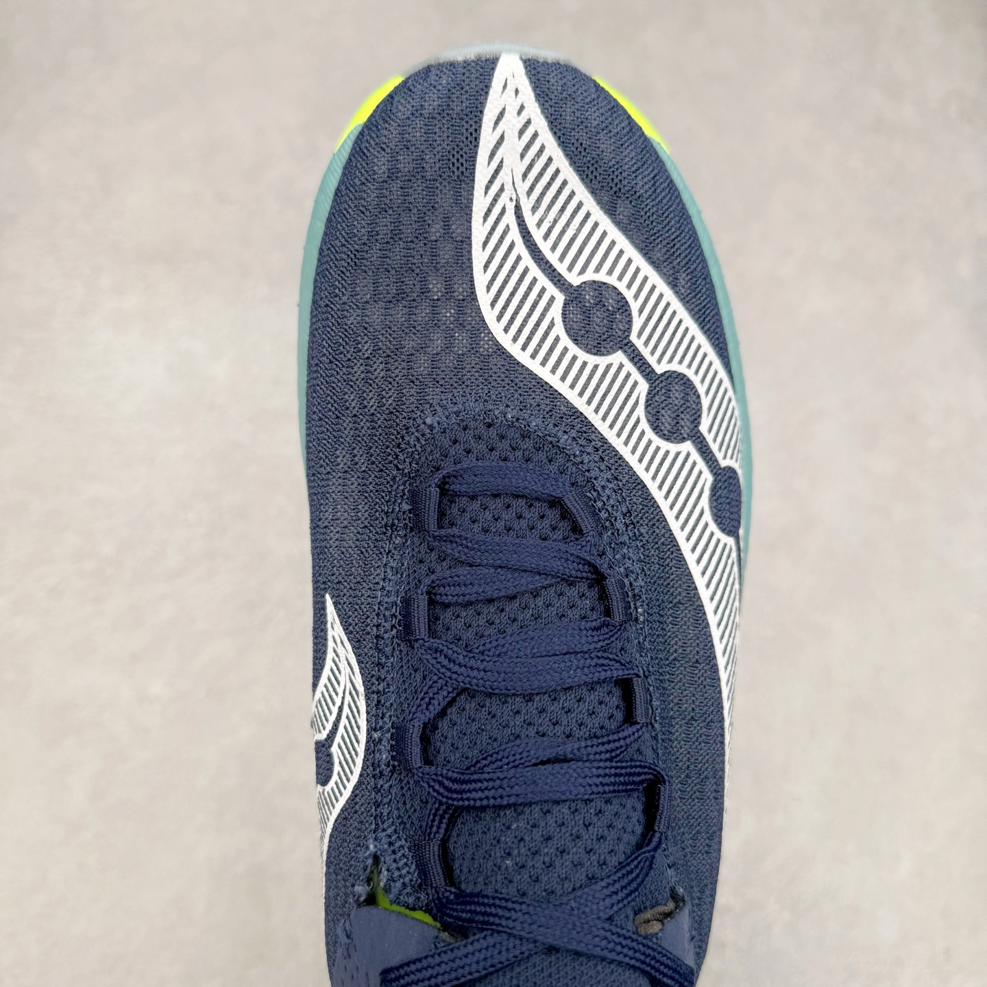 图片[4]-Saucony 索康尼ENDORPHIN Pro 啡速4 男女马拉松运动跑鞋 性能相比前几代再升级：鞋面采用全新升级的工学网设计 贴合脚部更透气 中底部分使用最新的PWRRUN+材质 搭配PWRRUN+鞋垫使中底的大幅加厚 10mm坡差进一步提供缓震、回弹性能 内底则采用了FORMFIT动态适应系统 动态契合脚型 提升包裹性和舒适性 提供更卓越的动态回馈体验 XT-900橡胶大底 可提供良好的抓地力和较强抗磨性能 尺码：36 36.5 37.5 38 38.5 39 40 40.5 41 42 42.5 43 44 44.5 45-选品中心