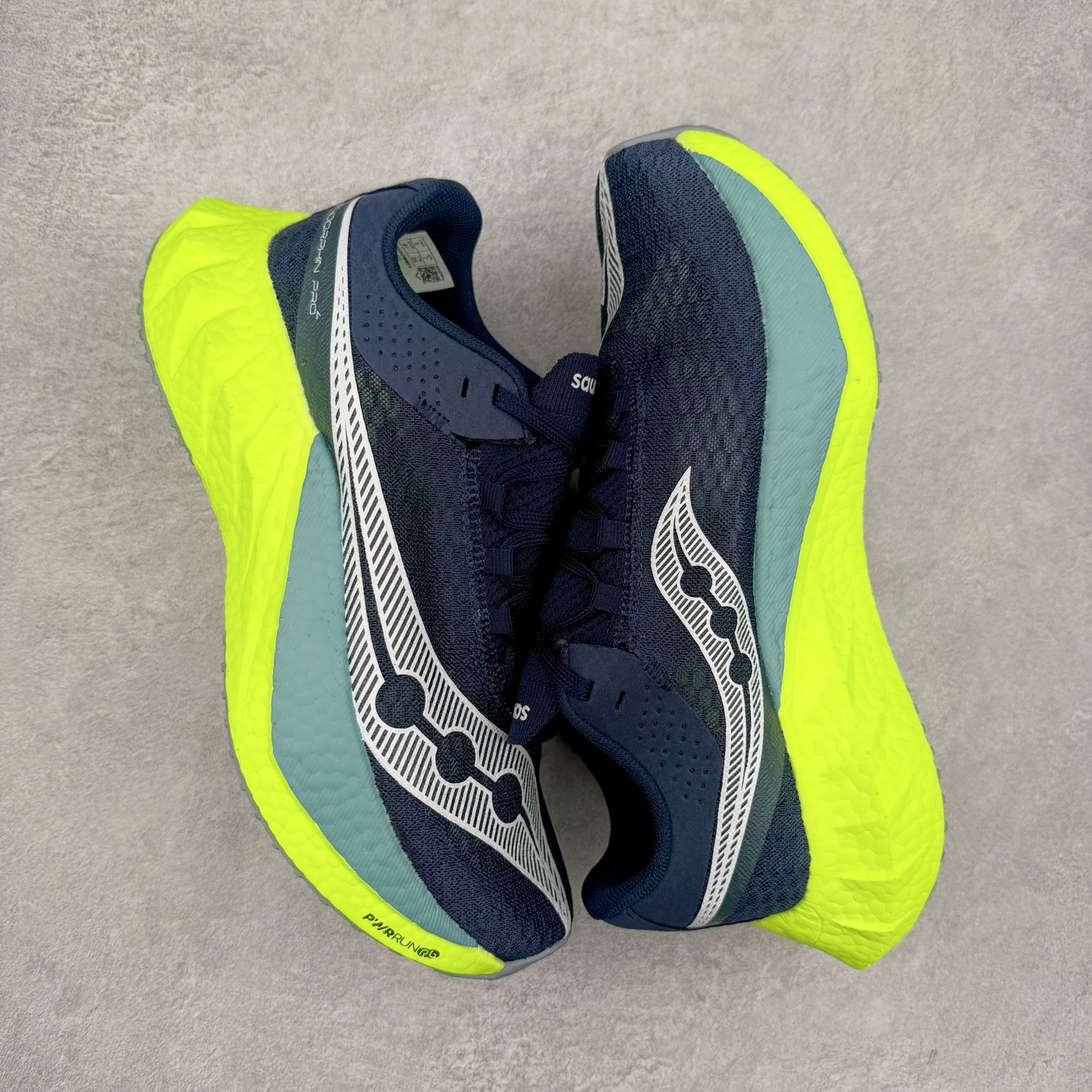 图片[3]-Saucony 索康尼ENDORPHIN Pro 啡速4 男女马拉松运动跑鞋 性能相比前几代再升级：鞋面采用全新升级的工学网设计 贴合脚部更透气 中底部分使用最新的PWRRUN+材质 搭配PWRRUN+鞋垫使中底的大幅加厚 10mm坡差进一步提供缓震、回弹性能 内底则采用了FORMFIT动态适应系统 动态契合脚型 提升包裹性和舒适性 提供更卓越的动态回馈体验 XT-900橡胶大底 可提供良好的抓地力和较强抗磨性能 尺码：36 36.5 37.5 38 38.5 39 40 40.5 41 42 42.5 43 44 44.5 45-选品中心