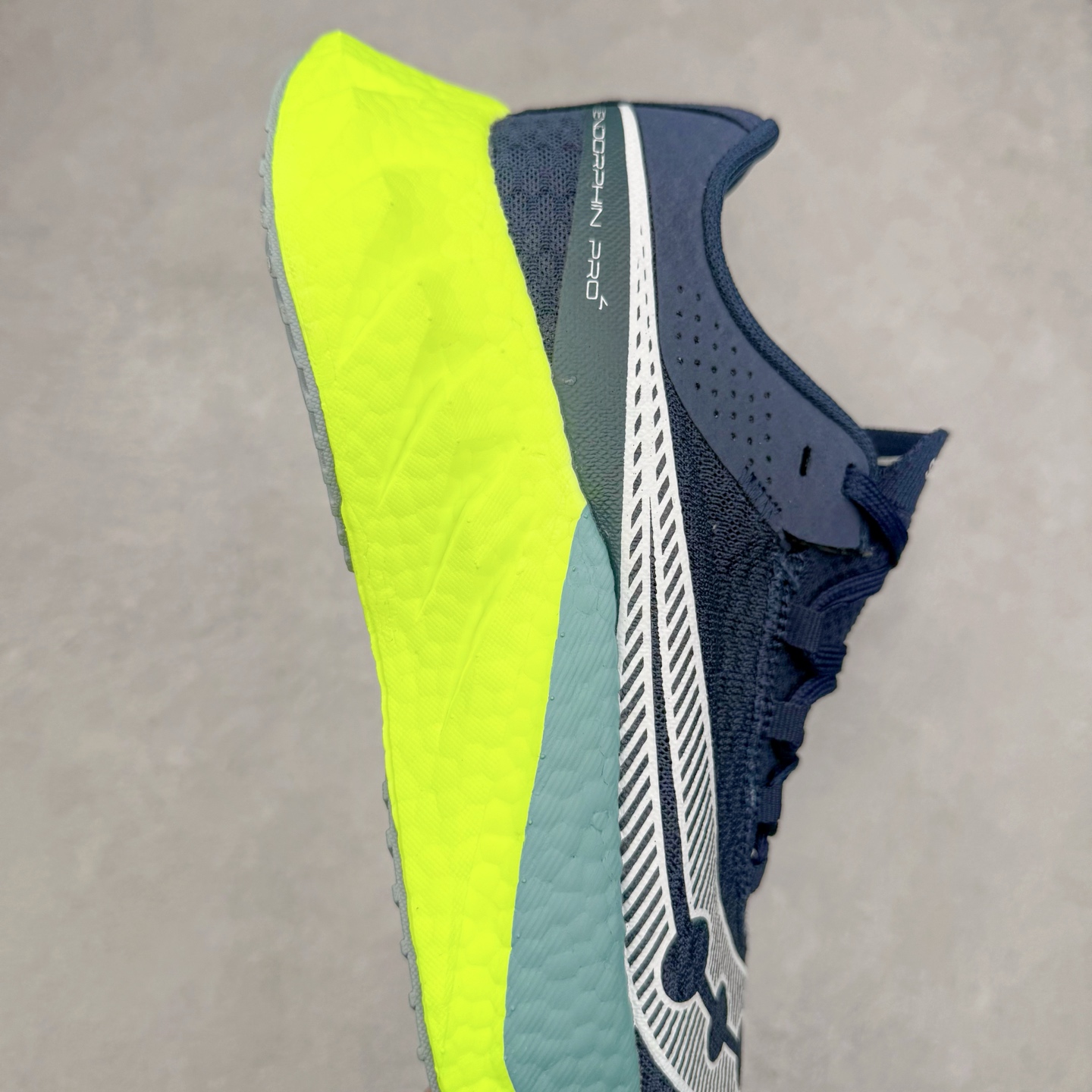 图片[6]-Saucony 索康尼ENDORPHIN Pro 啡速4 男女马拉松运动跑鞋 性能相比前几代再升级：鞋面采用全新升级的工学网设计 贴合脚部更透气 中底部分使用最新的PWRRUN+材质 搭配PWRRUN+鞋垫使中底的大幅加厚 10mm坡差进一步提供缓震、回弹性能 内底则采用了FORMFIT动态适应系统 动态契合脚型 提升包裹性和舒适性 提供更卓越的动态回馈体验 XT-900橡胶大底 可提供良好的抓地力和较强抗磨性能 尺码：36 36.5 37.5 38 38.5 39 40 40.5 41 42 42.5 43 44 44.5 45-选品中心