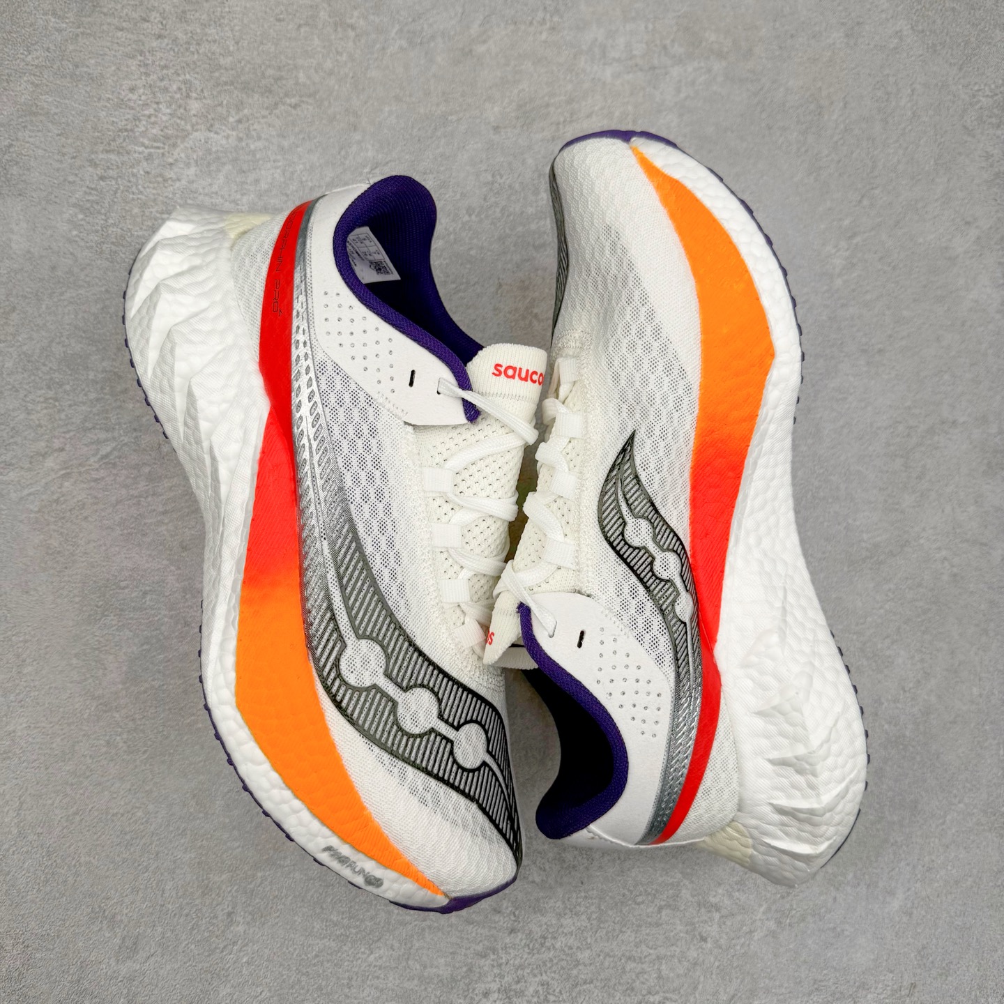 图片[3]-Saucony 索康尼ENDORPHIN Pro 啡速4 男女马拉松运动跑鞋 性能相比前几代再升级：鞋面采用全新升级的工学网设计 贴合脚部更透气 中底部分使用最新的PWRRUN+材质 搭配PWRRUN+鞋垫使中底的大幅加厚 10mm坡差进一步提供缓震、回弹性能 内底则采用了FORMFIT动态适应系统 动态契合脚型 提升包裹性和舒适性 提供更卓越的动态回馈体验 XT-900橡胶大底 可提供良好的抓地力和较强抗磨性能 尺码：36 36.5 37.5 38 38.5 39 40 40.5 41 42 42.5 43 44 44.5 45-选品中心