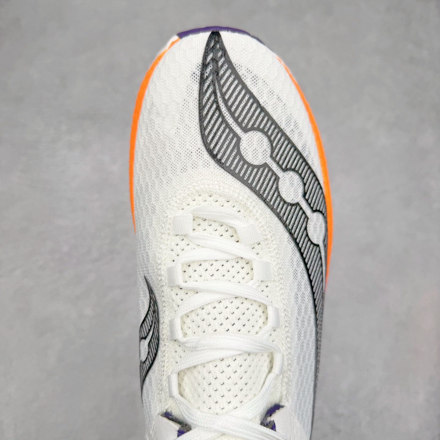 图片[4]-Saucony 索康尼ENDORPHIN Pro 啡速4 男女马拉松运动跑鞋 性能相比前几代再升级：鞋面采用全新升级的工学网设计 贴合脚部更透气 中底部分使用最新的PWRRUN+材质 搭配PWRRUN+鞋垫使中底的大幅加厚 10mm坡差进一步提供缓震、回弹性能 内底则采用了FORMFIT动态适应系统 动态契合脚型 提升包裹性和舒适性 提供更卓越的动态回馈体验 XT-900橡胶大底 可提供良好的抓地力和较强抗磨性能 尺码：36 36.5 37.5 38 38.5 39 40 40.5 41 42 42.5 43 44 44.5 45-选品中心