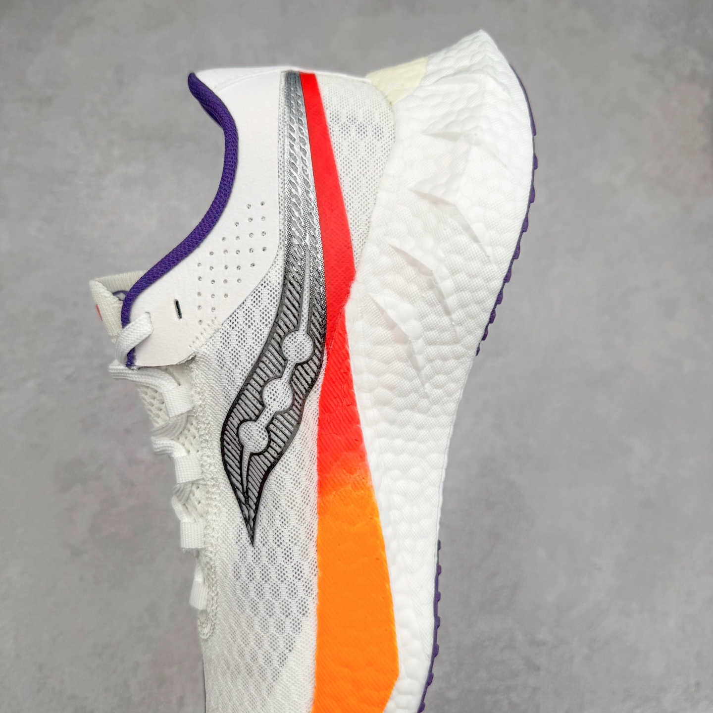 图片[7]-Saucony 索康尼ENDORPHIN Pro 啡速4 男女马拉松运动跑鞋 性能相比前几代再升级：鞋面采用全新升级的工学网设计 贴合脚部更透气 中底部分使用最新的PWRRUN+材质 搭配PWRRUN+鞋垫使中底的大幅加厚 10mm坡差进一步提供缓震、回弹性能 内底则采用了FORMFIT动态适应系统 动态契合脚型 提升包裹性和舒适性 提供更卓越的动态回馈体验 XT-900橡胶大底 可提供良好的抓地力和较强抗磨性能 尺码：36 36.5 37.5 38 38.5 39 40 40.5 41 42 42.5 43 44 44.5 45-选品中心