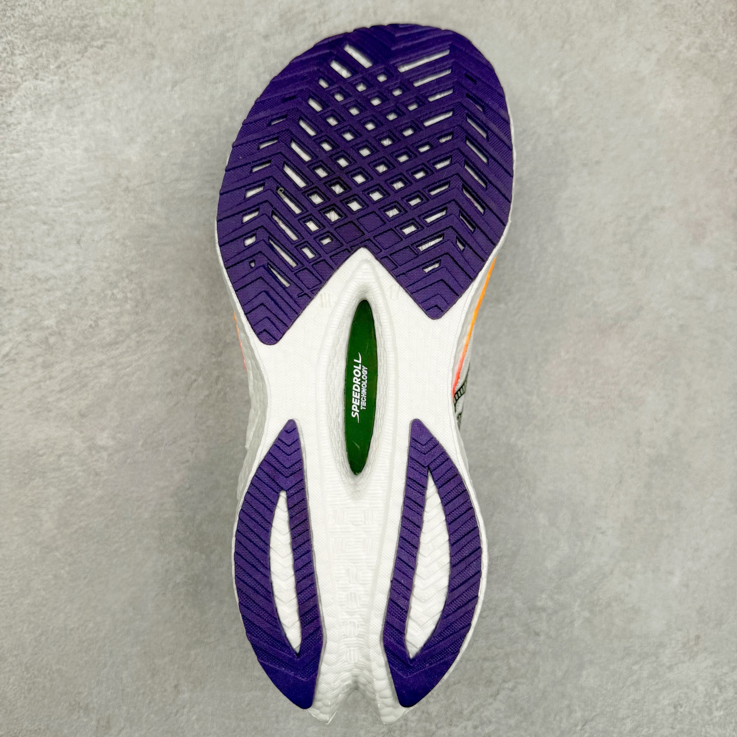 图片[9]-Saucony 索康尼ENDORPHIN Pro 啡速4 男女马拉松运动跑鞋 性能相比前几代再升级：鞋面采用全新升级的工学网设计 贴合脚部更透气 中底部分使用最新的PWRRUN+材质 搭配PWRRUN+鞋垫使中底的大幅加厚 10mm坡差进一步提供缓震、回弹性能 内底则采用了FORMFIT动态适应系统 动态契合脚型 提升包裹性和舒适性 提供更卓越的动态回馈体验 XT-900橡胶大底 可提供良好的抓地力和较强抗磨性能 尺码：36 36.5 37.5 38 38.5 39 40 40.5 41 42 42.5 43 44 44.5 45-选品中心