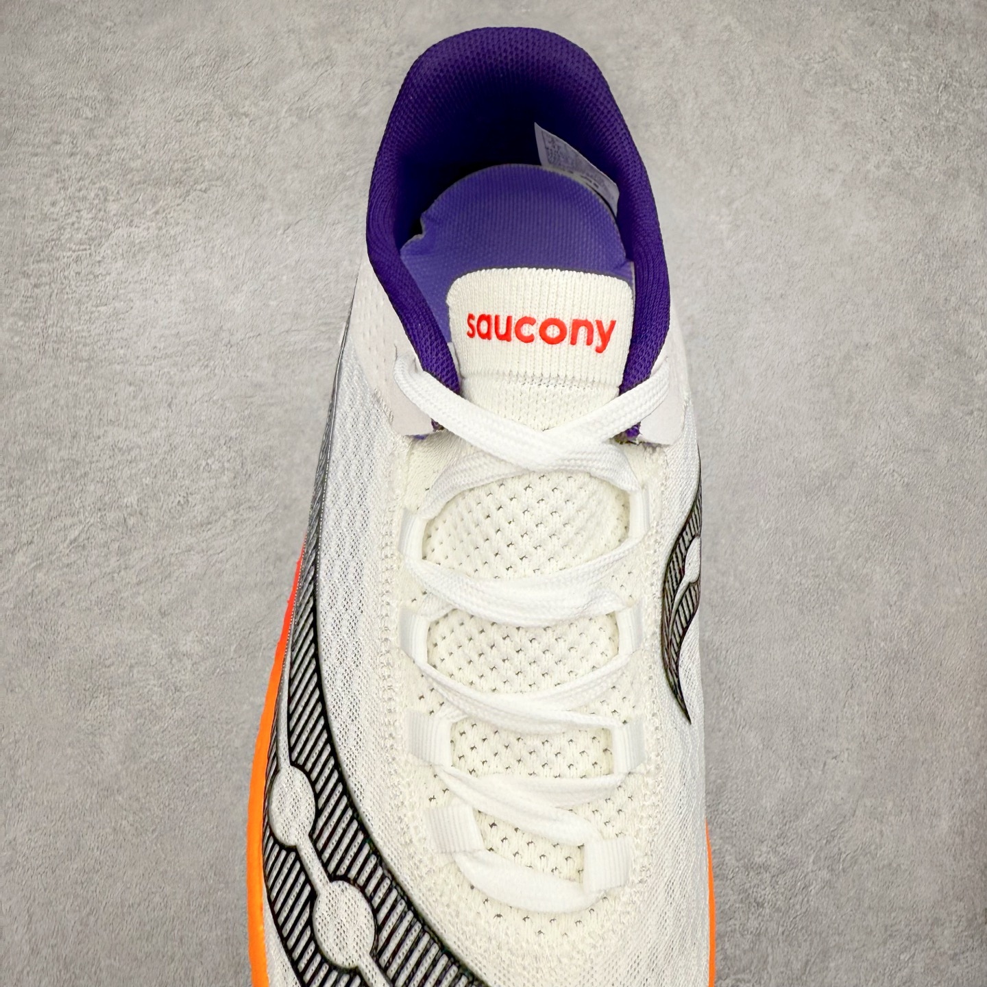 图片[5]-Saucony 索康尼ENDORPHIN Pro 啡速4 男女马拉松运动跑鞋 性能相比前几代再升级：鞋面采用全新升级的工学网设计 贴合脚部更透气 中底部分使用最新的PWRRUN+材质 搭配PWRRUN+鞋垫使中底的大幅加厚 10mm坡差进一步提供缓震、回弹性能 内底则采用了FORMFIT动态适应系统 动态契合脚型 提升包裹性和舒适性 提供更卓越的动态回馈体验 XT-900橡胶大底 可提供良好的抓地力和较强抗磨性能 尺码：36 36.5 37.5 38 38.5 39 40 40.5 41 42 42.5 43 44 44.5 45-选品中心