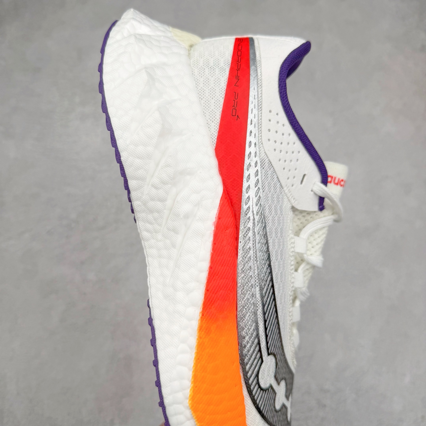 图片[6]-Saucony 索康尼ENDORPHIN Pro 啡速4 男女马拉松运动跑鞋 性能相比前几代再升级：鞋面采用全新升级的工学网设计 贴合脚部更透气 中底部分使用最新的PWRRUN+材质 搭配PWRRUN+鞋垫使中底的大幅加厚 10mm坡差进一步提供缓震、回弹性能 内底则采用了FORMFIT动态适应系统 动态契合脚型 提升包裹性和舒适性 提供更卓越的动态回馈体验 XT-900橡胶大底 可提供良好的抓地力和较强抗磨性能 尺码：36 36.5 37.5 38 38.5 39 40 40.5 41 42 42.5 43 44 44.5 45-选品中心