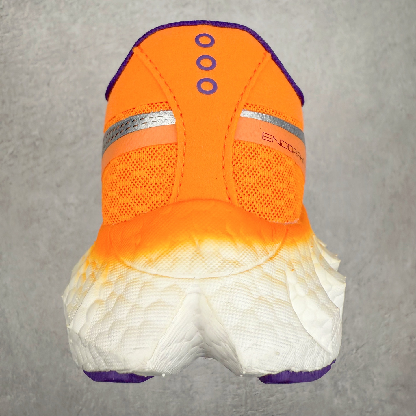 图片[8]-Saucony 索康尼ENDORPHIN Pro 啡速4 男女马拉松运动跑鞋 性能相比前几代再升级：鞋面采用全新升级的工学网设计 贴合脚部更透气 中底部分使用最新的PWRRUN+材质 搭配PWRRUN+鞋垫使中底的大幅加厚 10mm坡差进一步提供缓震、回弹性能 内底则采用了FORMFIT动态适应系统 动态契合脚型 提升包裹性和舒适性 提供更卓越的动态回馈体验 XT-900橡胶大底 可提供良好的抓地力和较强抗磨性能 尺码：36 36.5 37.5 38 38.5 39 40 40.5 41 42 42.5 43 44 44.5 45-选品中心