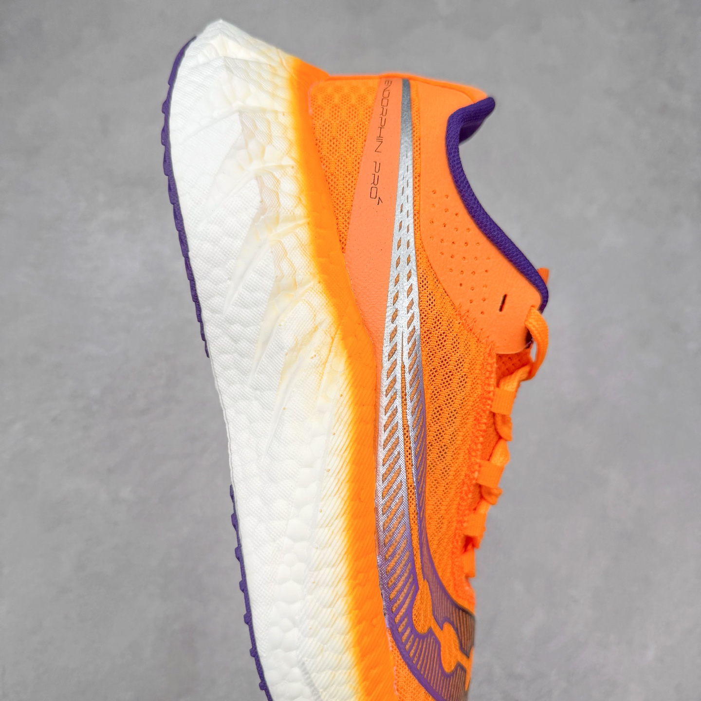 图片[6]-Saucony 索康尼ENDORPHIN Pro 啡速4 男女马拉松运动跑鞋 性能相比前几代再升级：鞋面采用全新升级的工学网设计 贴合脚部更透气 中底部分使用最新的PWRRUN+材质 搭配PWRRUN+鞋垫使中底的大幅加厚 10mm坡差进一步提供缓震、回弹性能 内底则采用了FORMFIT动态适应系统 动态契合脚型 提升包裹性和舒适性 提供更卓越的动态回馈体验 XT-900橡胶大底 可提供良好的抓地力和较强抗磨性能 尺码：36 36.5 37.5 38 38.5 39 40 40.5 41 42 42.5 43 44 44.5 45-选品中心