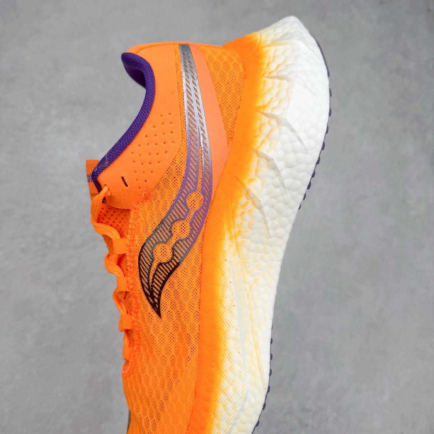 图片[7]-Saucony 索康尼ENDORPHIN Pro 啡速4 男女马拉松运动跑鞋 性能相比前几代再升级：鞋面采用全新升级的工学网设计 贴合脚部更透气 中底部分使用最新的PWRRUN+材质 搭配PWRRUN+鞋垫使中底的大幅加厚 10mm坡差进一步提供缓震、回弹性能 内底则采用了FORMFIT动态适应系统 动态契合脚型 提升包裹性和舒适性 提供更卓越的动态回馈体验 XT-900橡胶大底 可提供良好的抓地力和较强抗磨性能 尺码：36 36.5 37.5 38 38.5 39 40 40.5 41 42 42.5 43 44 44.5 45-选品中心