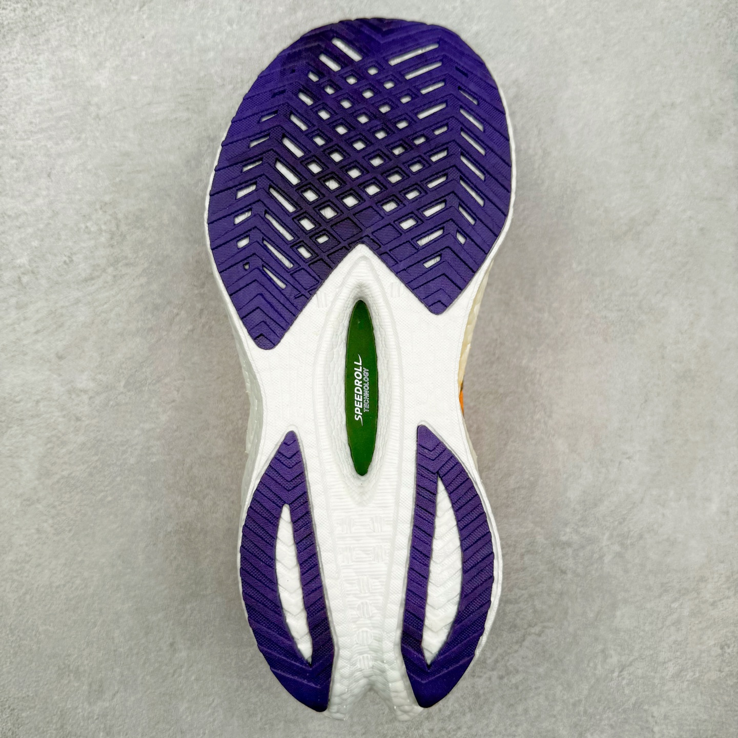 图片[9]-Saucony 索康尼ENDORPHIN Pro 啡速4 男女马拉松运动跑鞋 性能相比前几代再升级：鞋面采用全新升级的工学网设计 贴合脚部更透气 中底部分使用最新的PWRRUN+材质 搭配PWRRUN+鞋垫使中底的大幅加厚 10mm坡差进一步提供缓震、回弹性能 内底则采用了FORMFIT动态适应系统 动态契合脚型 提升包裹性和舒适性 提供更卓越的动态回馈体验 XT-900橡胶大底 可提供良好的抓地力和较强抗磨性能 尺码：36 36.5 37.5 38 38.5 39 40 40.5 41 42 42.5 43 44 44.5 45-选品中心