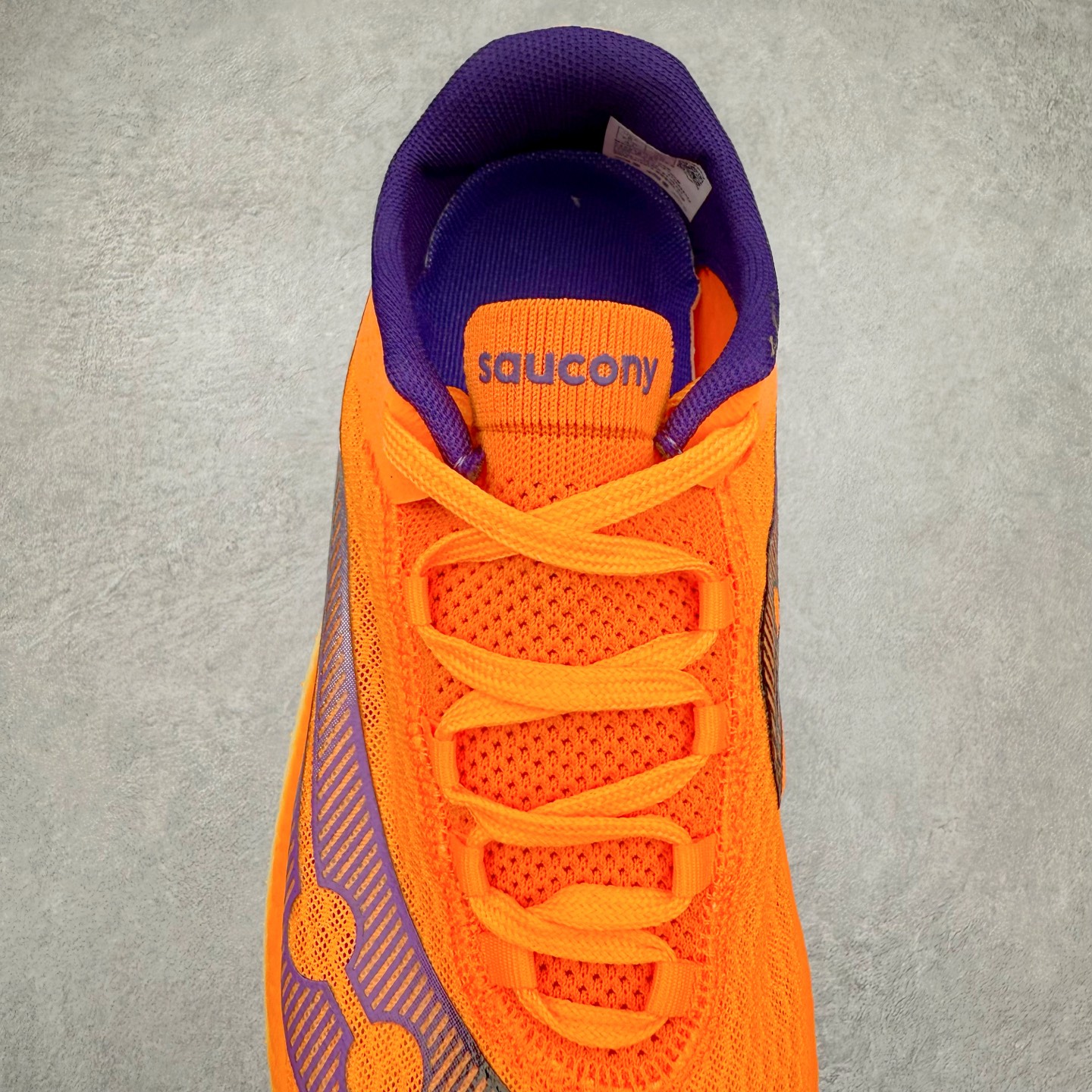 图片[5]-Saucony 索康尼ENDORPHIN Pro 啡速4 男女马拉松运动跑鞋 性能相比前几代再升级：鞋面采用全新升级的工学网设计 贴合脚部更透气 中底部分使用最新的PWRRUN+材质 搭配PWRRUN+鞋垫使中底的大幅加厚 10mm坡差进一步提供缓震、回弹性能 内底则采用了FORMFIT动态适应系统 动态契合脚型 提升包裹性和舒适性 提供更卓越的动态回馈体验 XT-900橡胶大底 可提供良好的抓地力和较强抗磨性能 尺码：36 36.5 37.5 38 38.5 39 40 40.5 41 42 42.5 43 44 44.5 45-选品中心