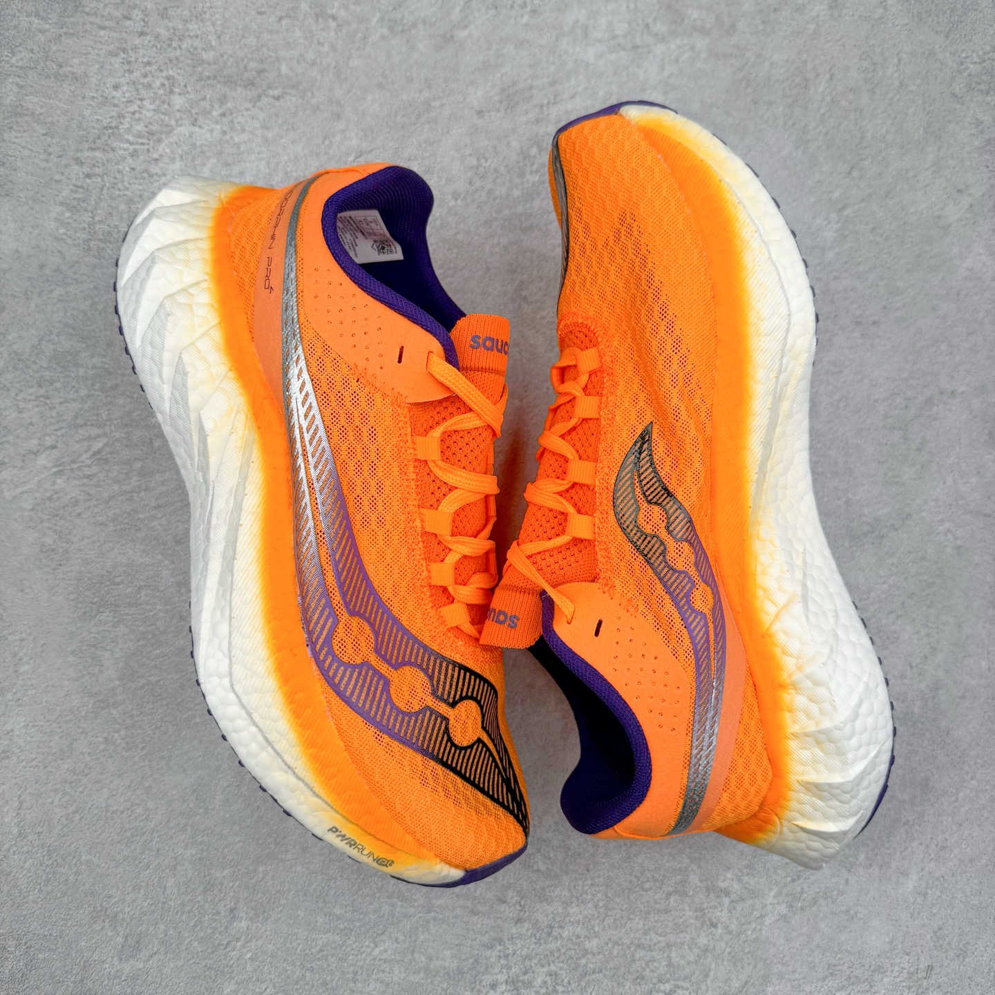 图片[3]-Saucony 索康尼ENDORPHIN Pro 啡速4 男女马拉松运动跑鞋 性能相比前几代再升级：鞋面采用全新升级的工学网设计 贴合脚部更透气 中底部分使用最新的PWRRUN+材质 搭配PWRRUN+鞋垫使中底的大幅加厚 10mm坡差进一步提供缓震、回弹性能 内底则采用了FORMFIT动态适应系统 动态契合脚型 提升包裹性和舒适性 提供更卓越的动态回馈体验 XT-900橡胶大底 可提供良好的抓地力和较强抗磨性能 尺码：36 36.5 37.5 38 38.5 39 40 40.5 41 42 42.5 43 44 44.5 45-选品中心