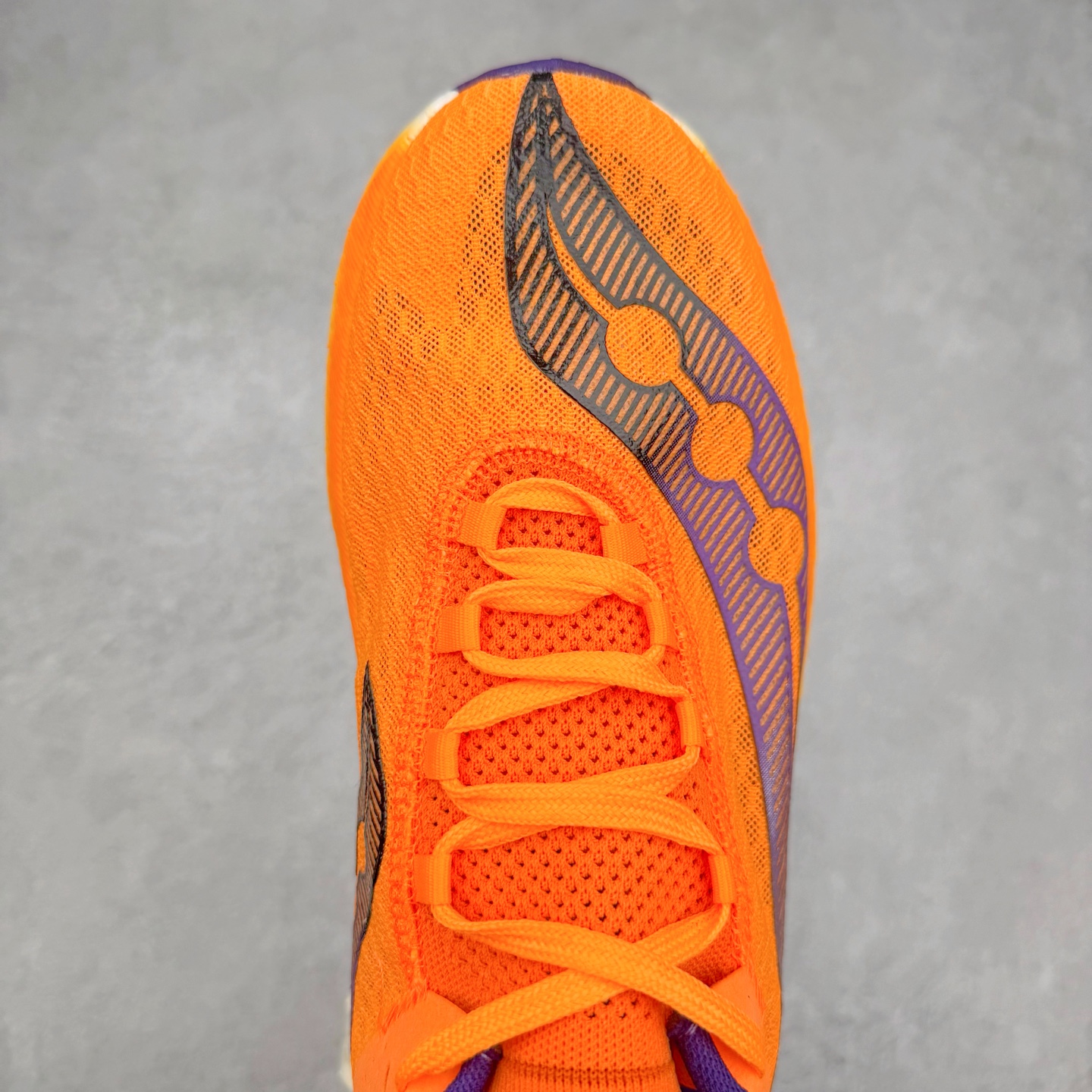 图片[4]-Saucony 索康尼ENDORPHIN Pro 啡速4 男女马拉松运动跑鞋 性能相比前几代再升级：鞋面采用全新升级的工学网设计 贴合脚部更透气 中底部分使用最新的PWRRUN+材质 搭配PWRRUN+鞋垫使中底的大幅加厚 10mm坡差进一步提供缓震、回弹性能 内底则采用了FORMFIT动态适应系统 动态契合脚型 提升包裹性和舒适性 提供更卓越的动态回馈体验 XT-900橡胶大底 可提供良好的抓地力和较强抗磨性能 尺码：36 36.5 37.5 38 38.5 39 40 40.5 41 42 42.5 43 44 44.5 45-选品中心