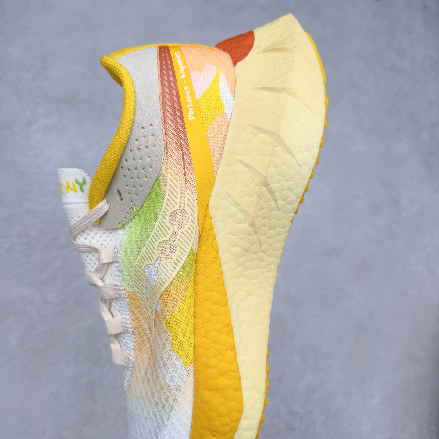 图片[7]-Saucony 索康尼ENDORPHIN Pro 啡速4 男女马拉松运动跑鞋 性能相比前几代再升级：鞋面采用全新升级的工学网设计 贴合脚部更透气 中底部分使用最新的PWRRUN+材质 搭配PWRRUN+鞋垫使中底的大幅加厚 10mm坡差进一步提供缓震、回弹性能 内底则采用了FORMFIT动态适应系统 动态契合脚型 提升包裹性和舒适性 提供更卓越的动态回馈体验 XT-900橡胶大底 可提供良好的抓地力和较强抗磨性能 尺码：36 36.5 37.5 38 38.5 39 40 40.5 41 42 42.5 43 44 44.5 45-选品中心